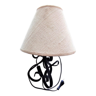 Lampe de table en fer forgé tripode milieu de 19ème avec abat jour orientable