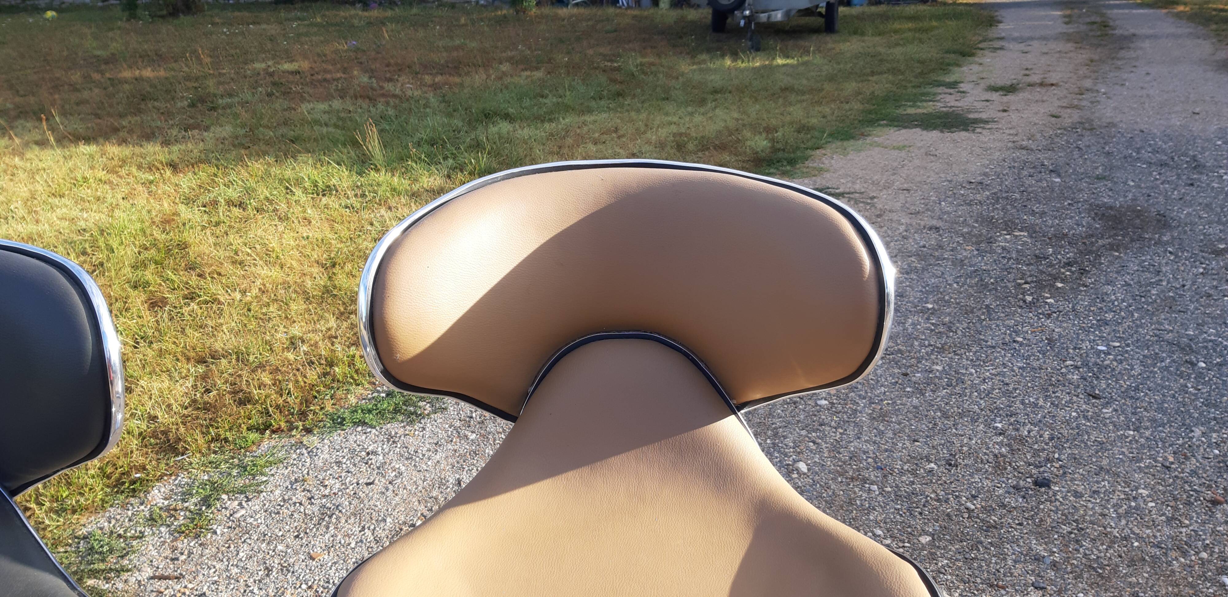 Paire de tabourets de bar vintage chrome et skai