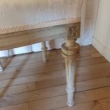 Pair of medallion chairs from late 19th century with carved backs of leaves