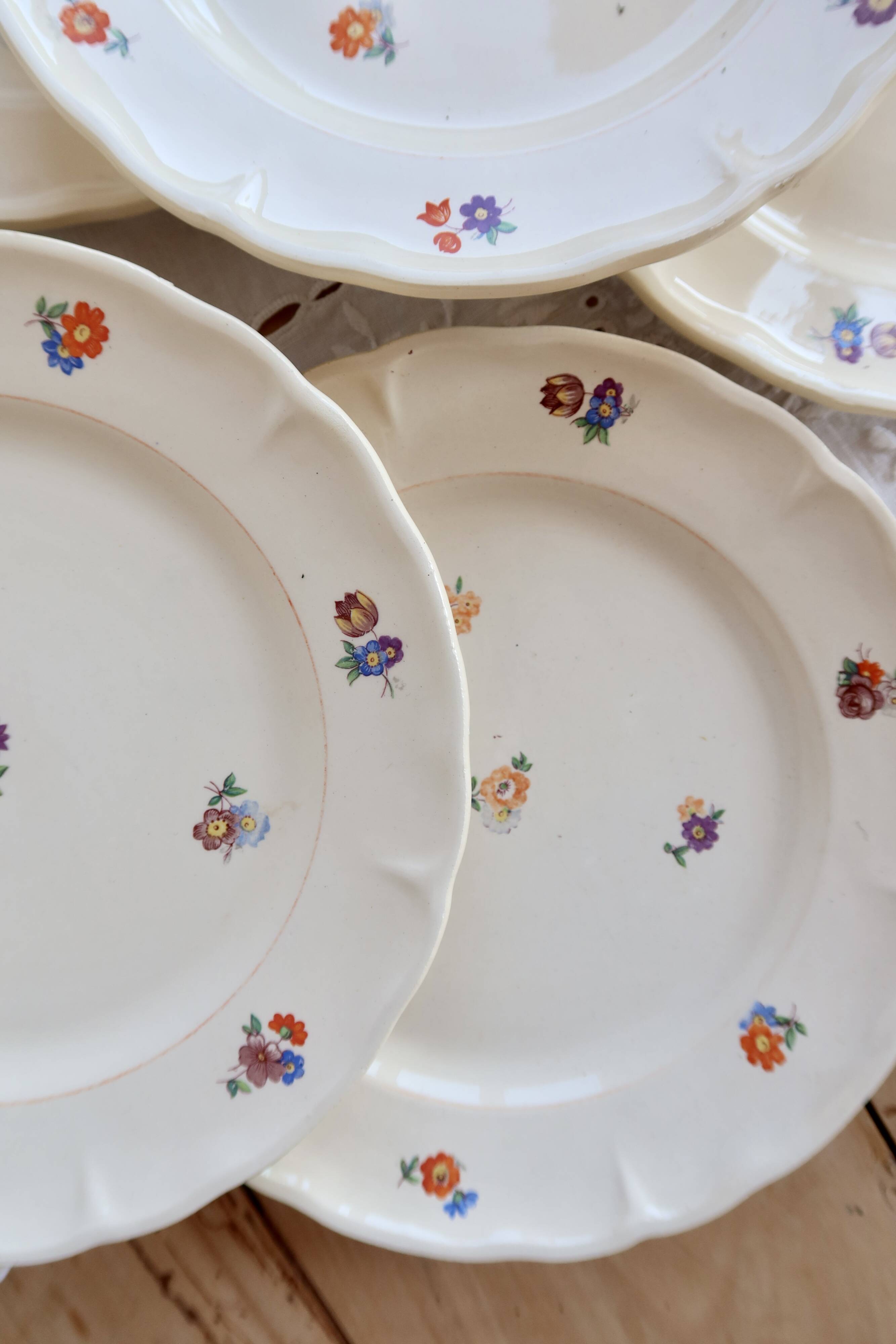 6 vintage ivory earthenware dessert plates – Small flower decoration