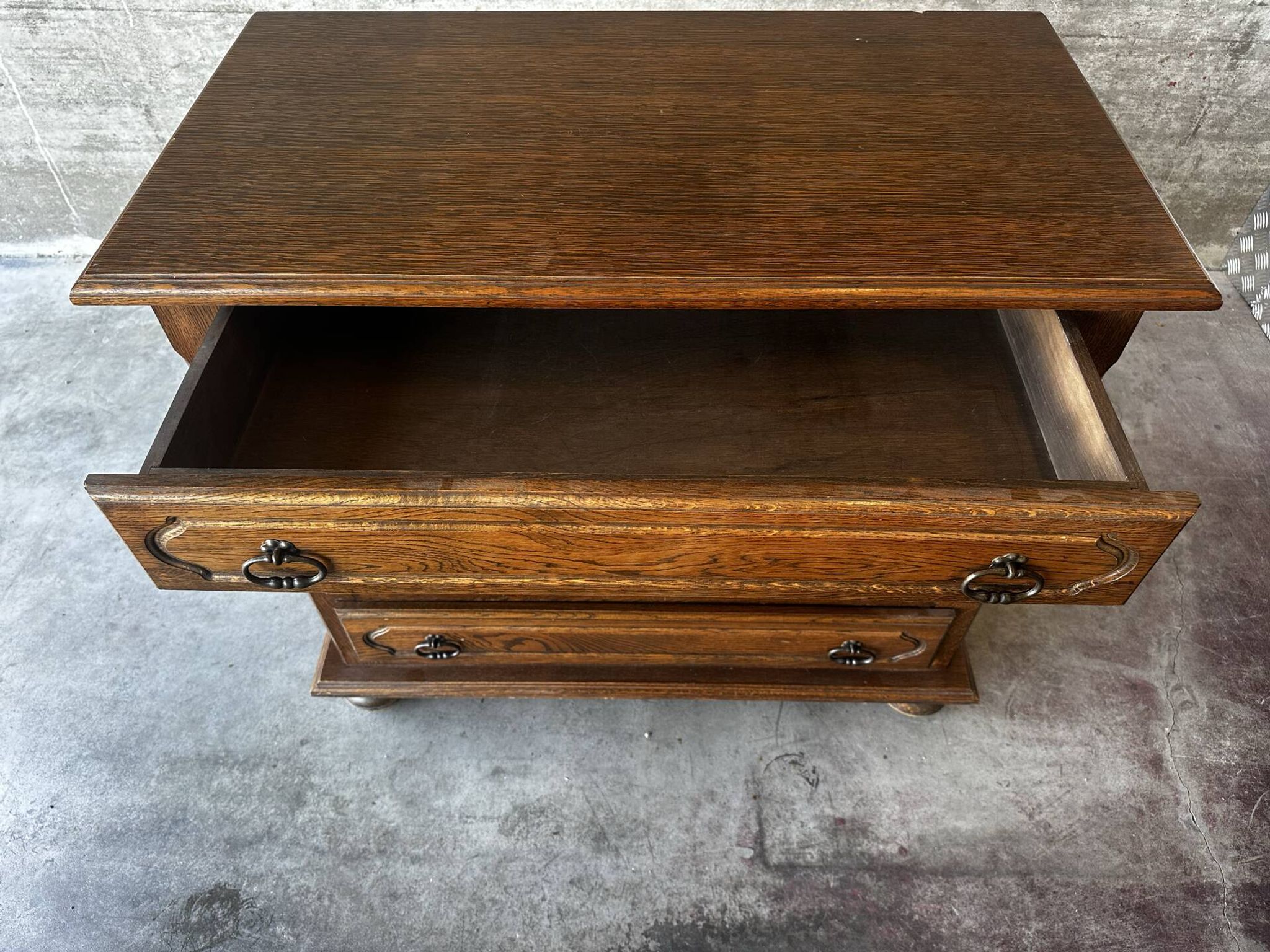 Vintage oak and veneer chest of drawers with 4 drawers.