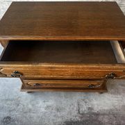 Vintage oak and veneer chest of drawers with 4 drawers.