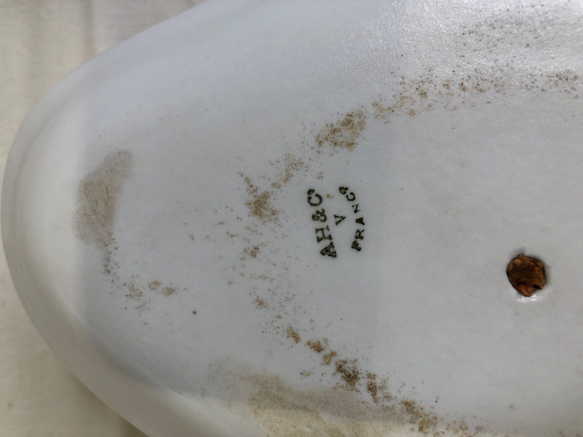 Saucière en porcelaine blanche. AH & C, France.