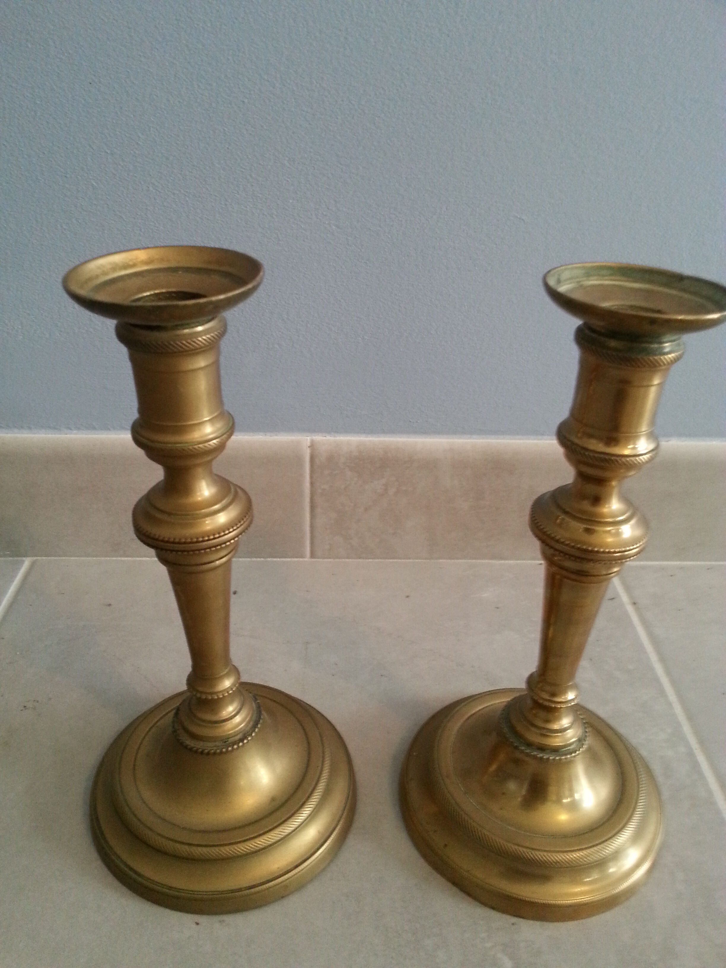 Paire de chandeliers en laiton