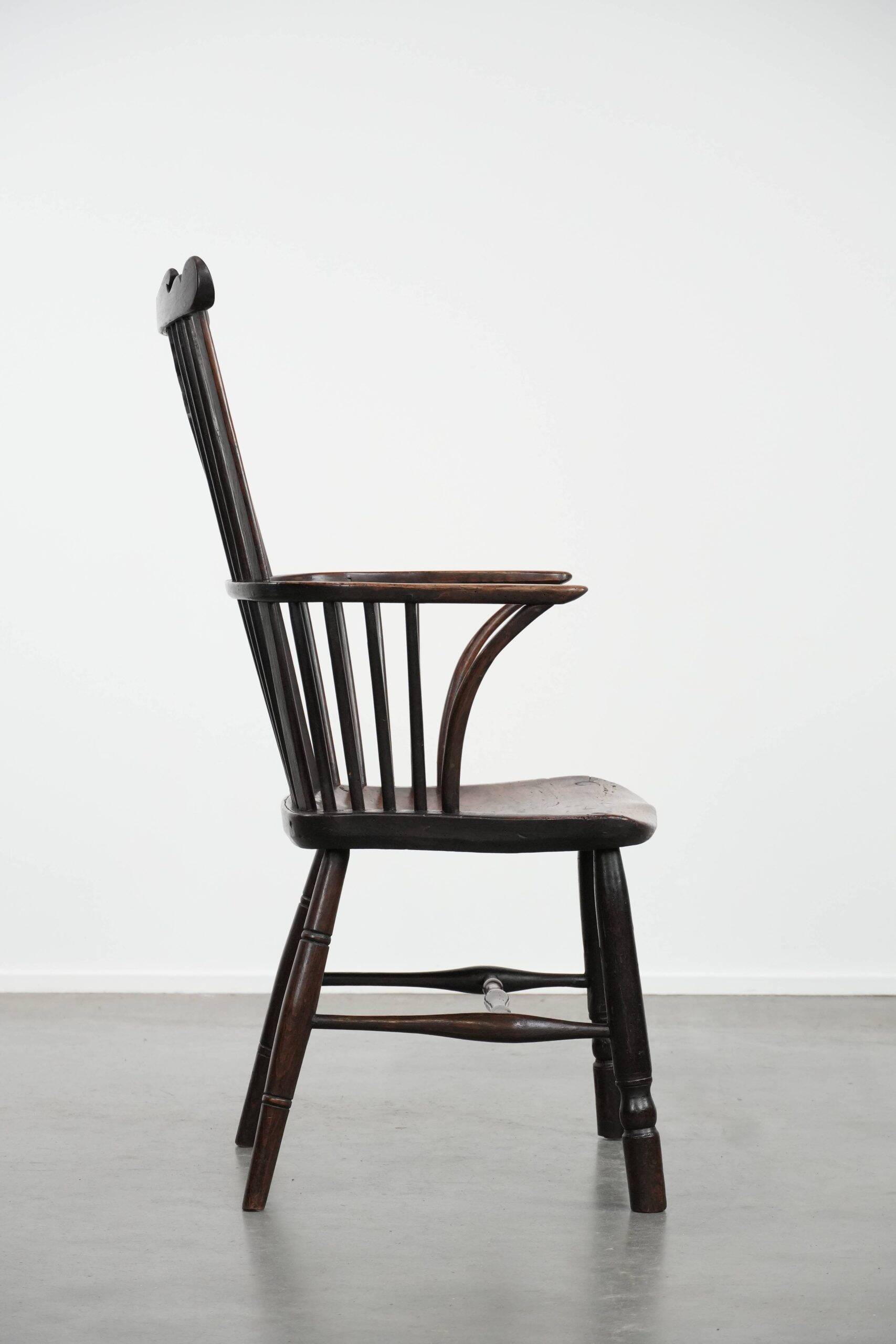 Antique English Windsor chair from the 18th century with spindled backrest