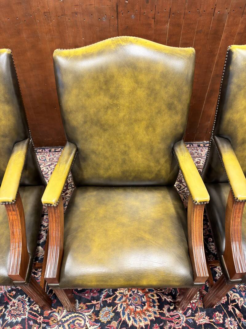 Ensemble de chaises présidentielles Chesterfield anglaises classiques.