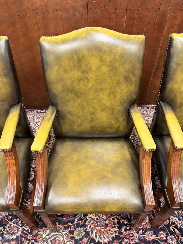 Ensemble de chaises présidentielles Chesterfield anglaises classiques.