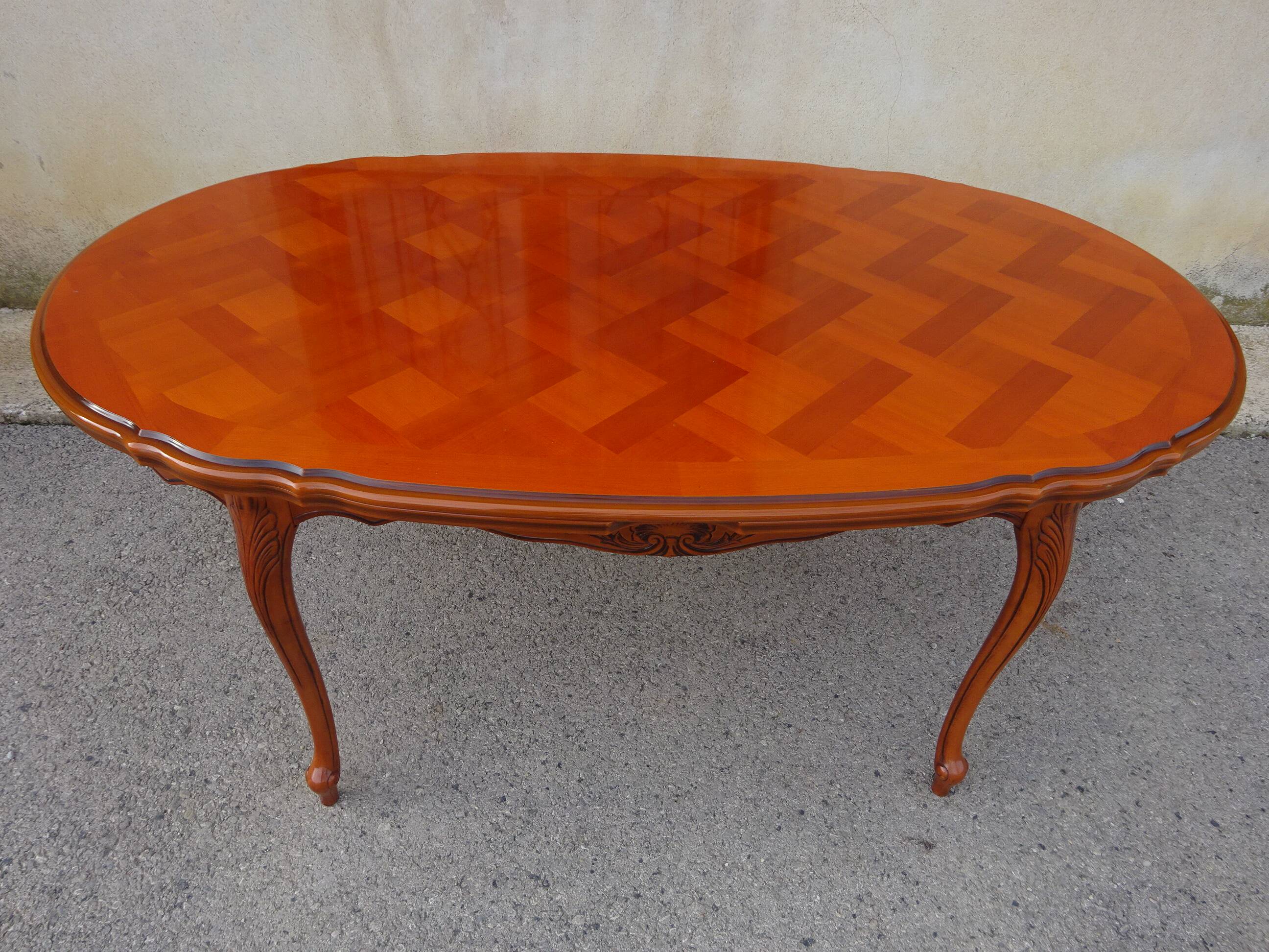 Large oval table in Regency style, extensions under the top.