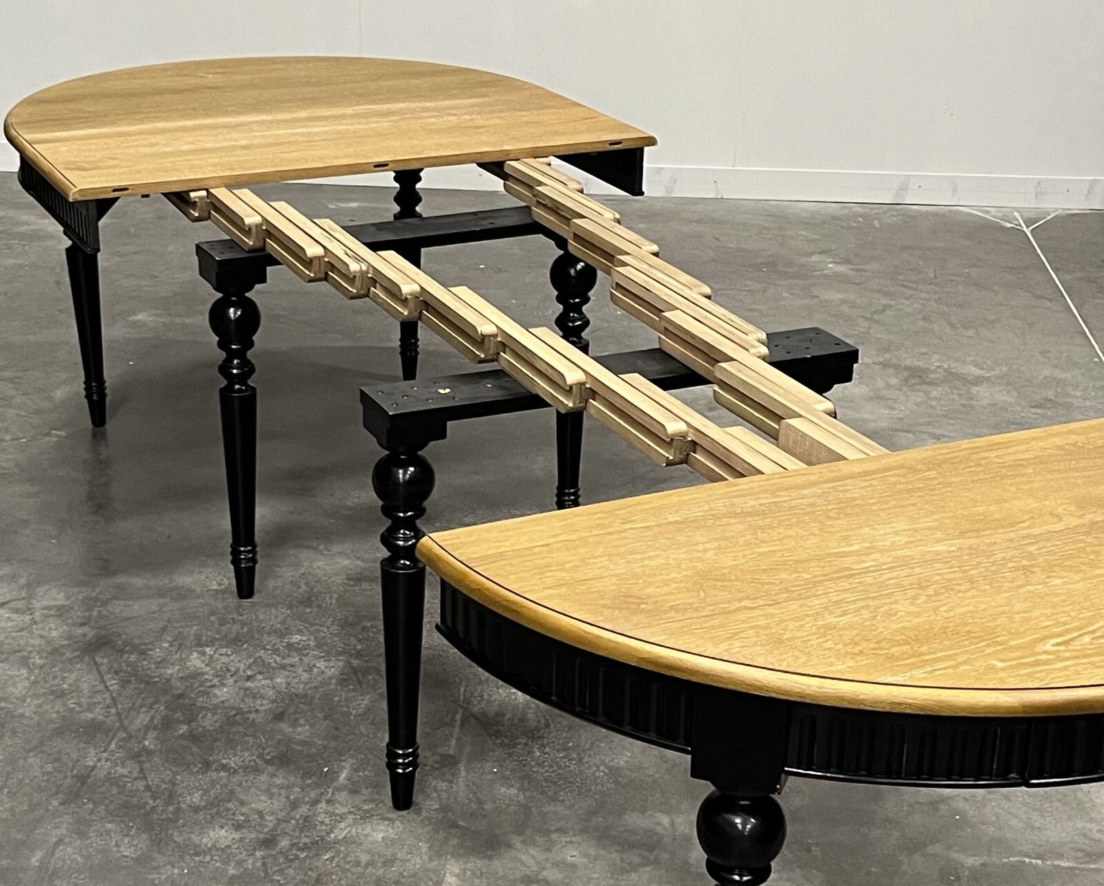 Elegant extendable oak table and black legs, 6/16 covers