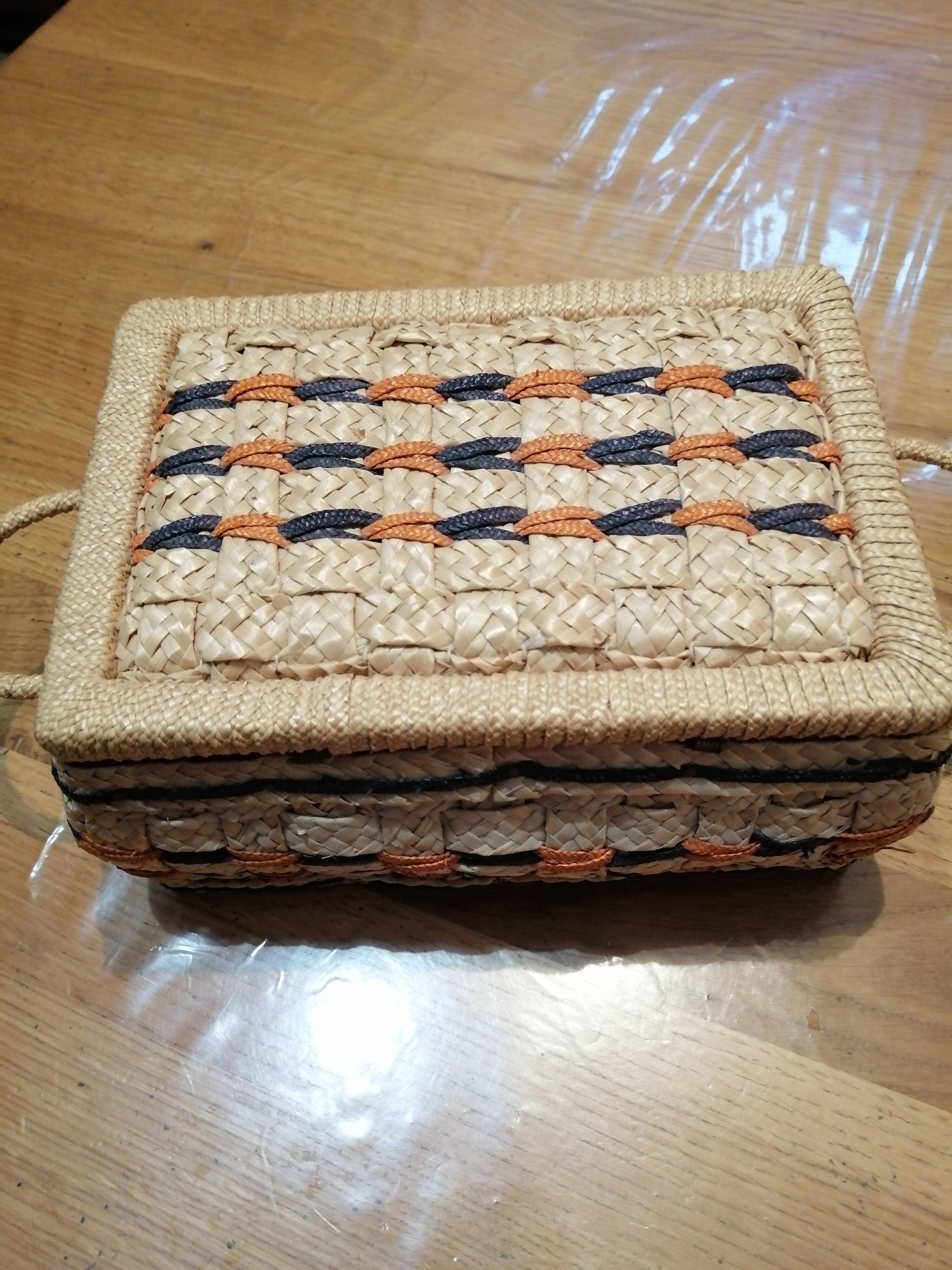 Petite boite a couture en osier vintage