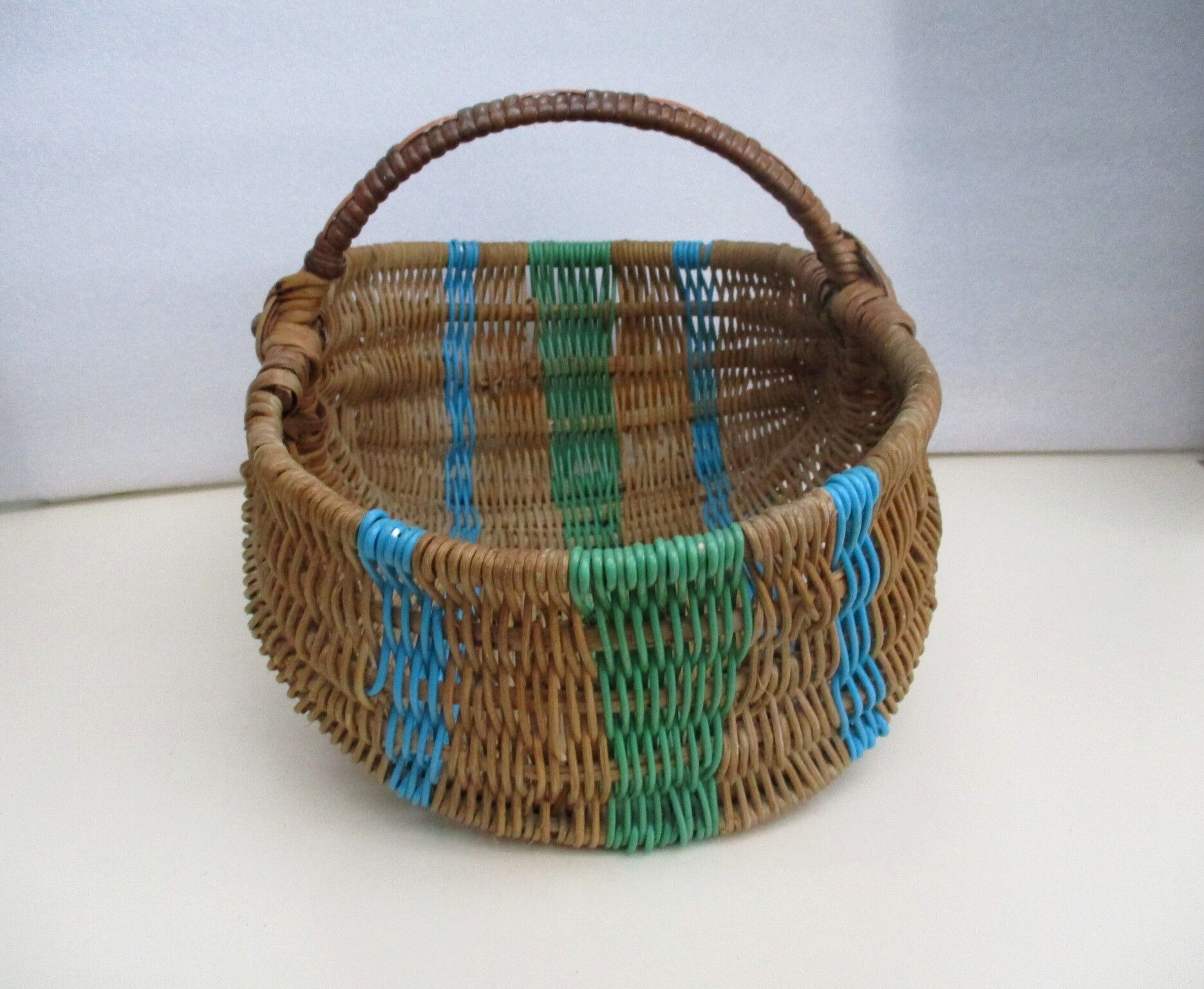 Rattan and scoubidou basket 60s