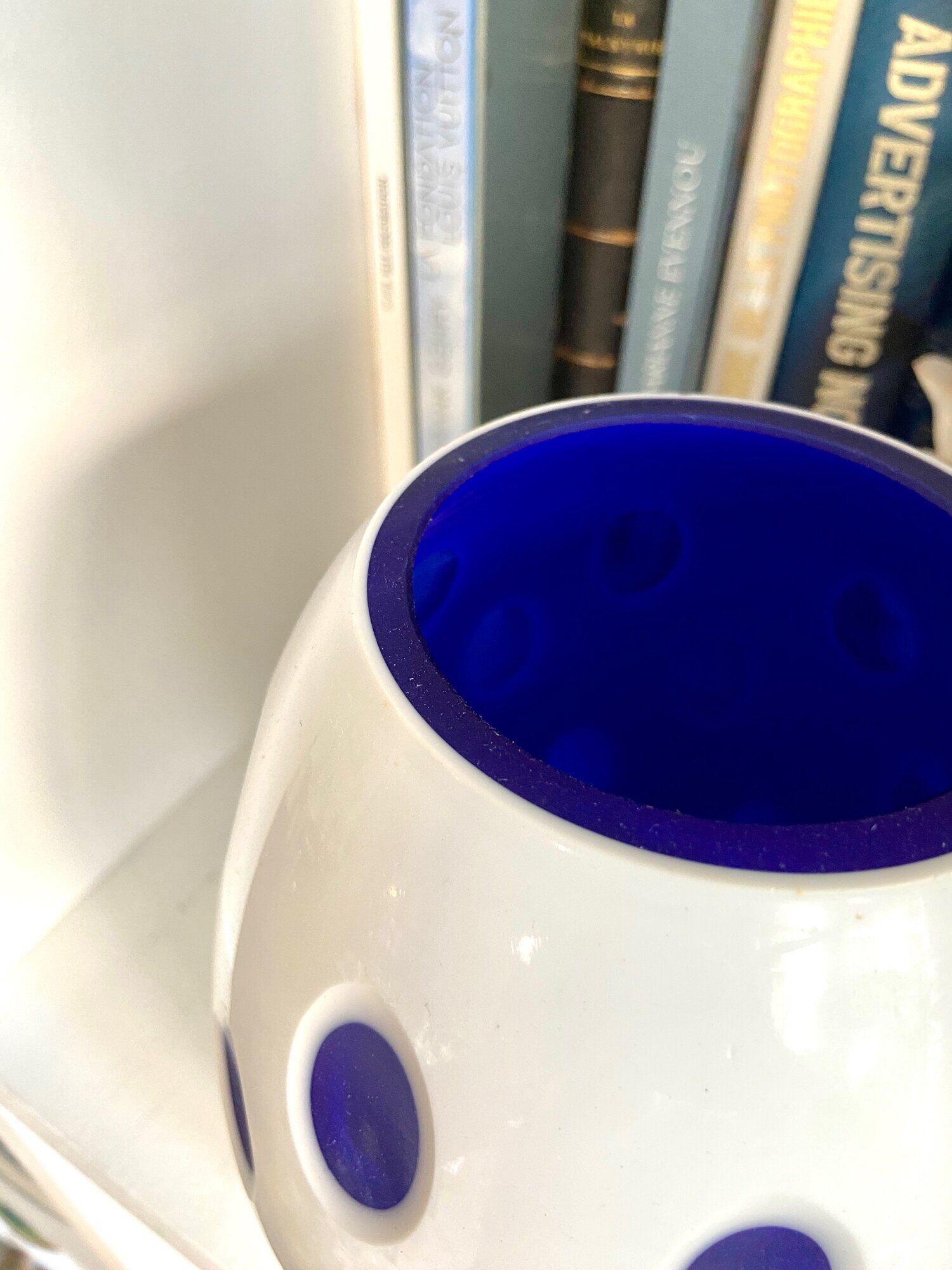 Vase overlay en pâte de verre blanche et bleue
