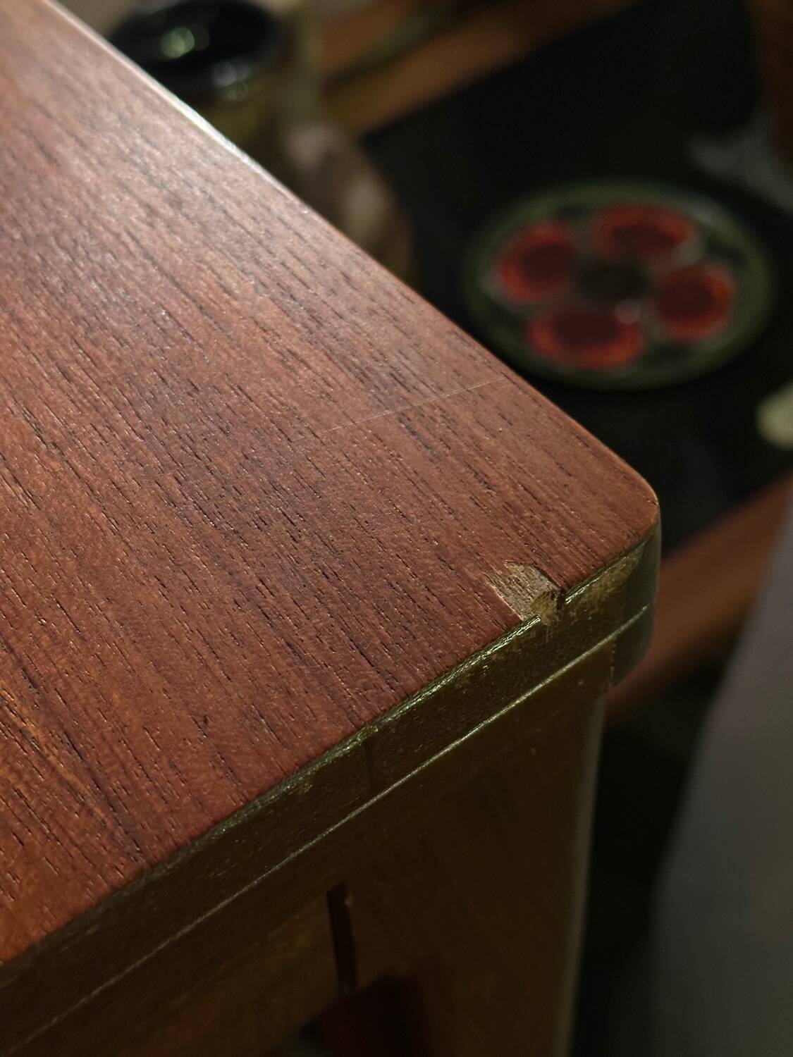 Extendable teak and teak veneer dining table