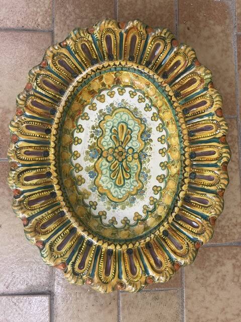 Oval serving dish with gadroons in faience or polychrome majolica.