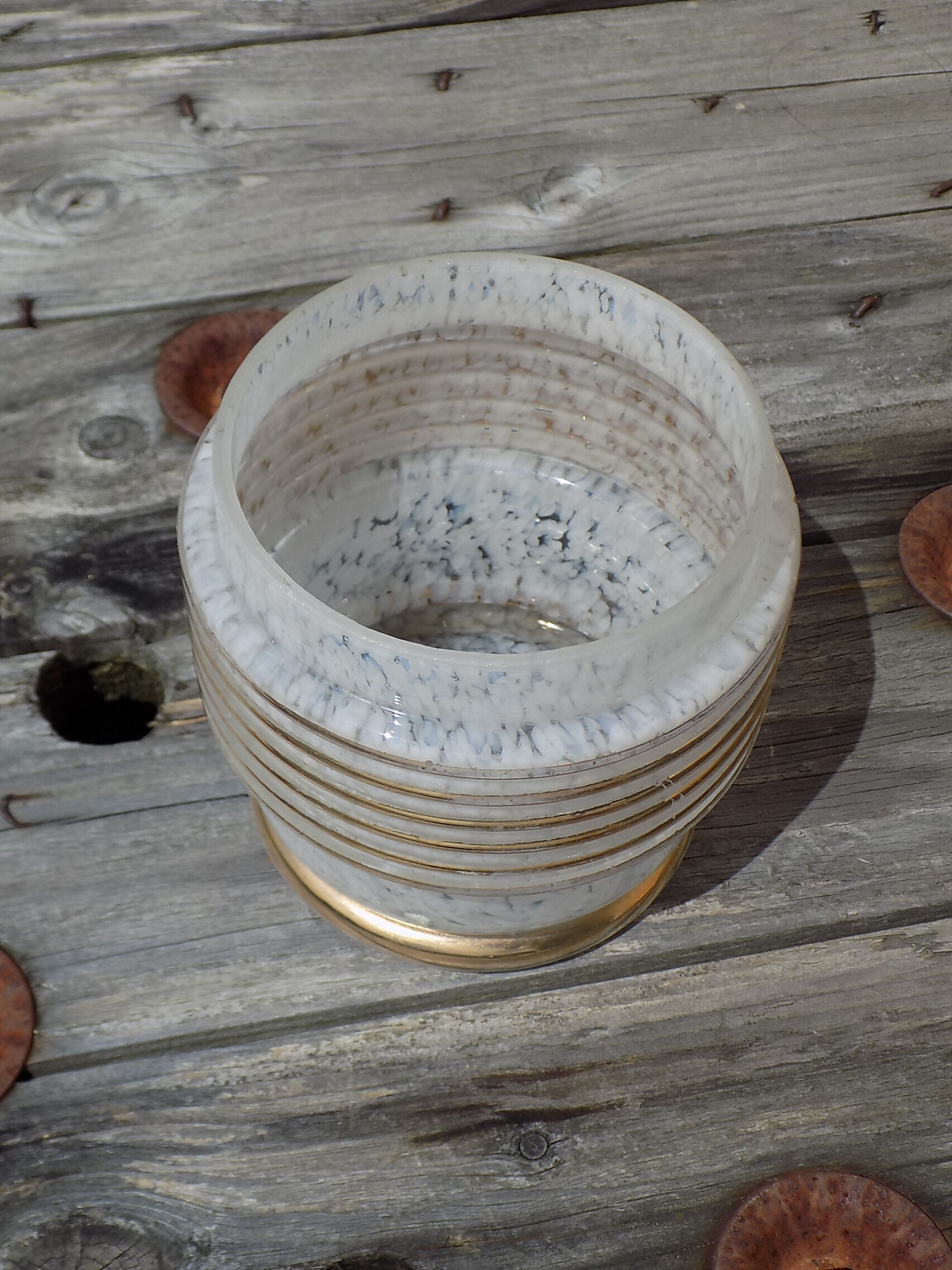 vase type art déco en verre moucheté blanc et doré