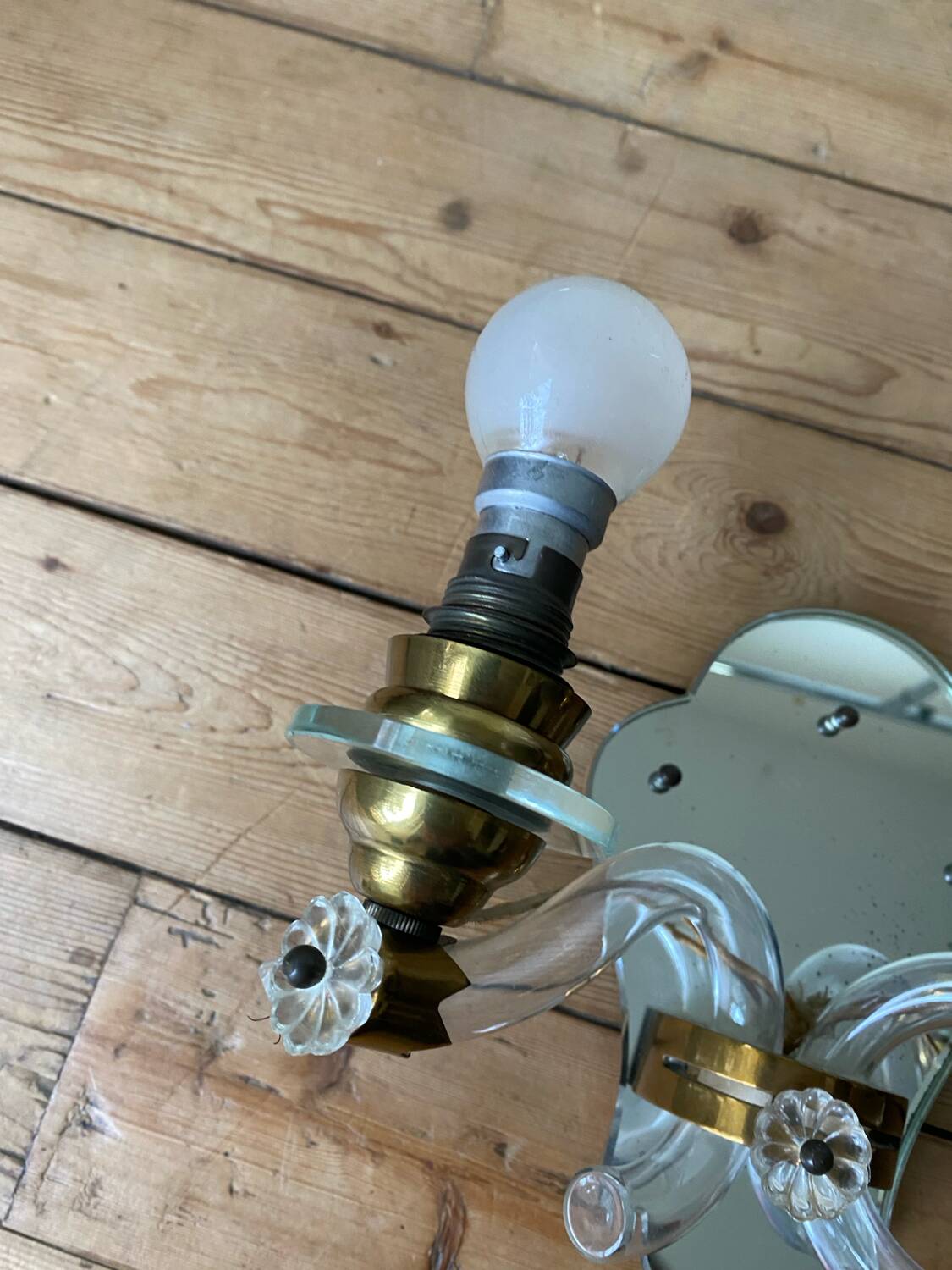 Applique murale ancienne en laiton et verre cristal