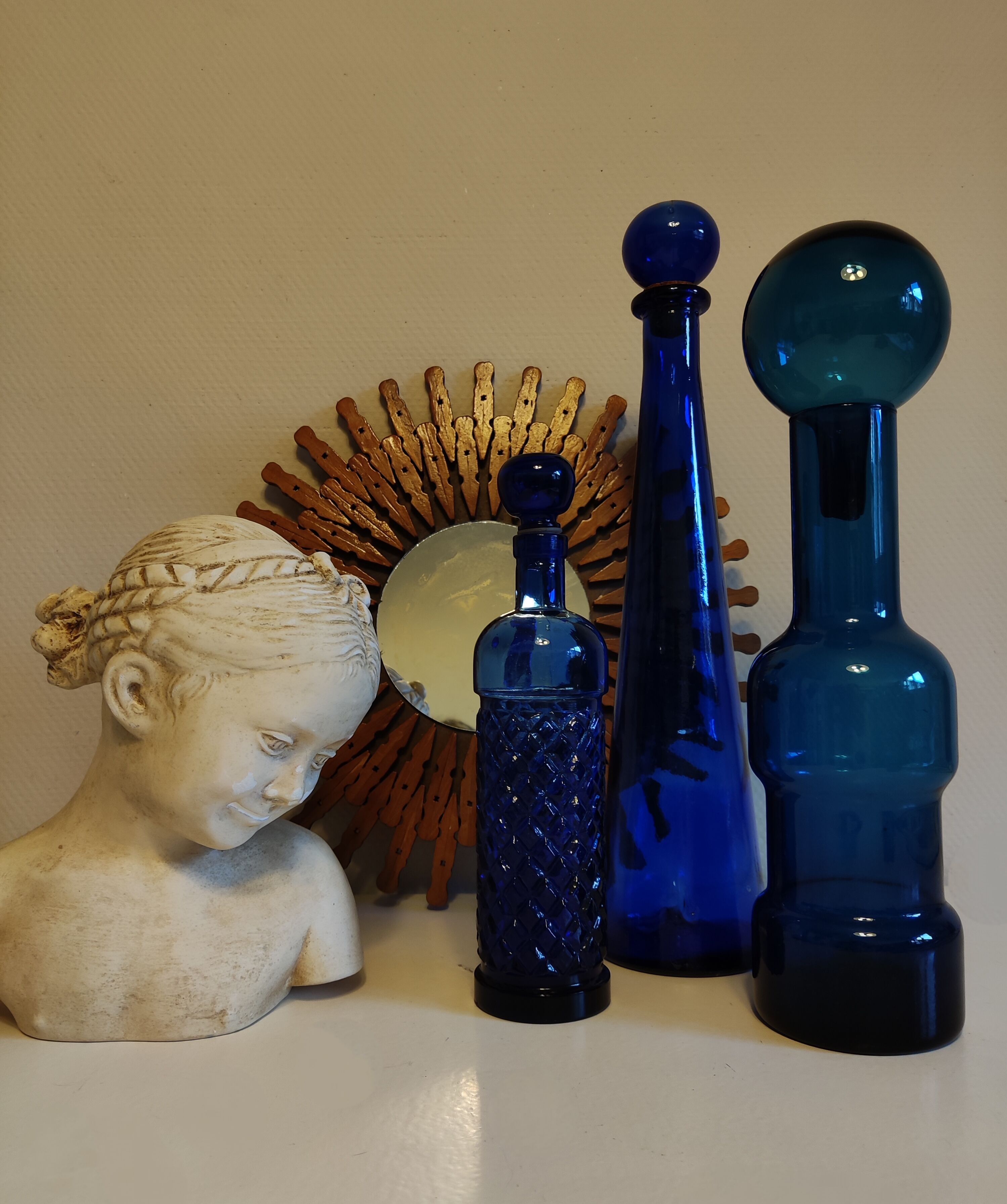 Bouteille en verre bleue