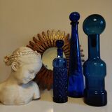 Bouteille en verre bleue