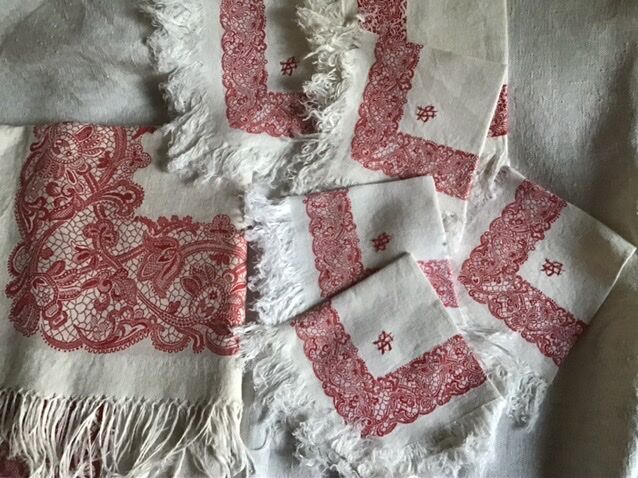 Red and white square sheet 140x140 and 6 towels