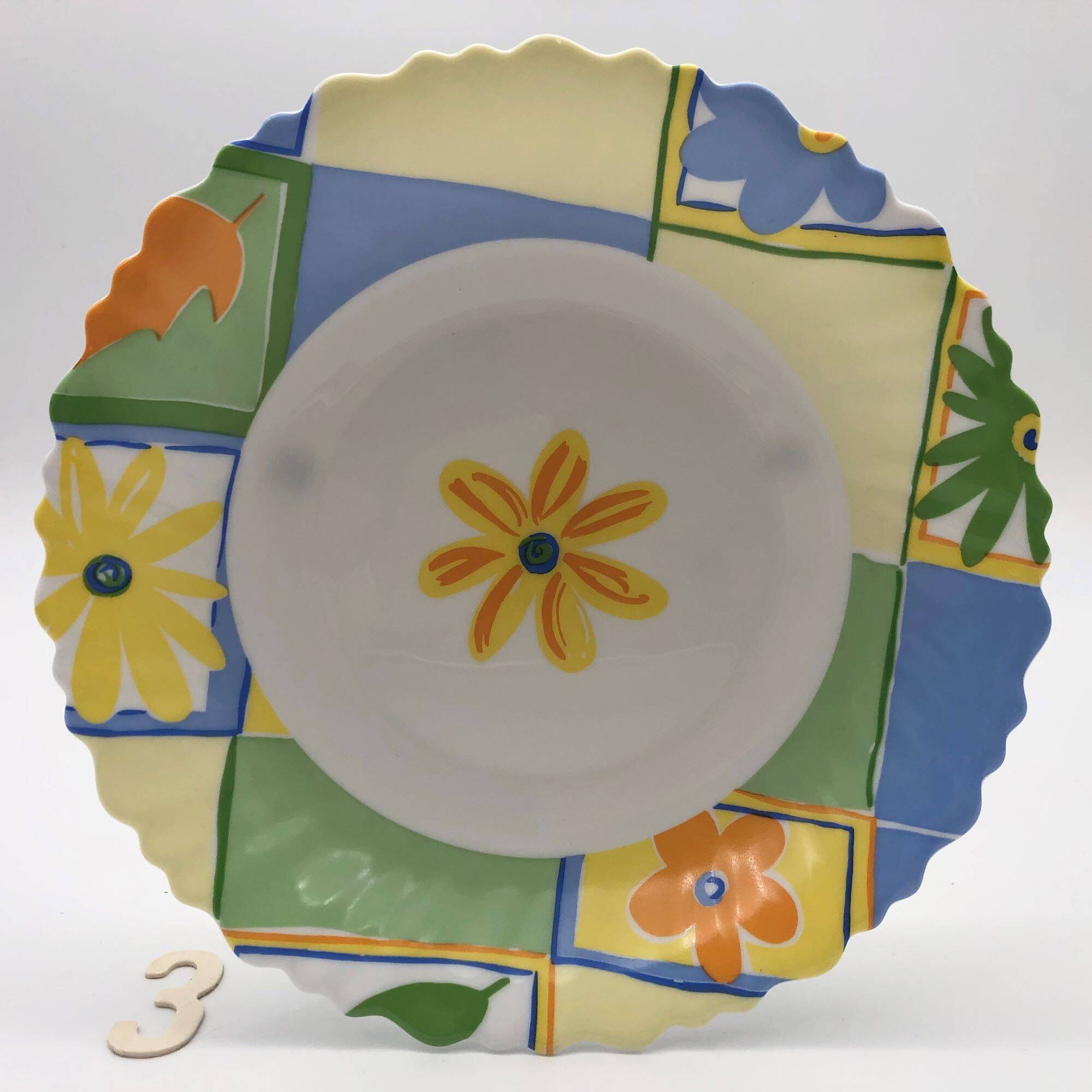 6 hollow plates "luminarc" with flower motifs.