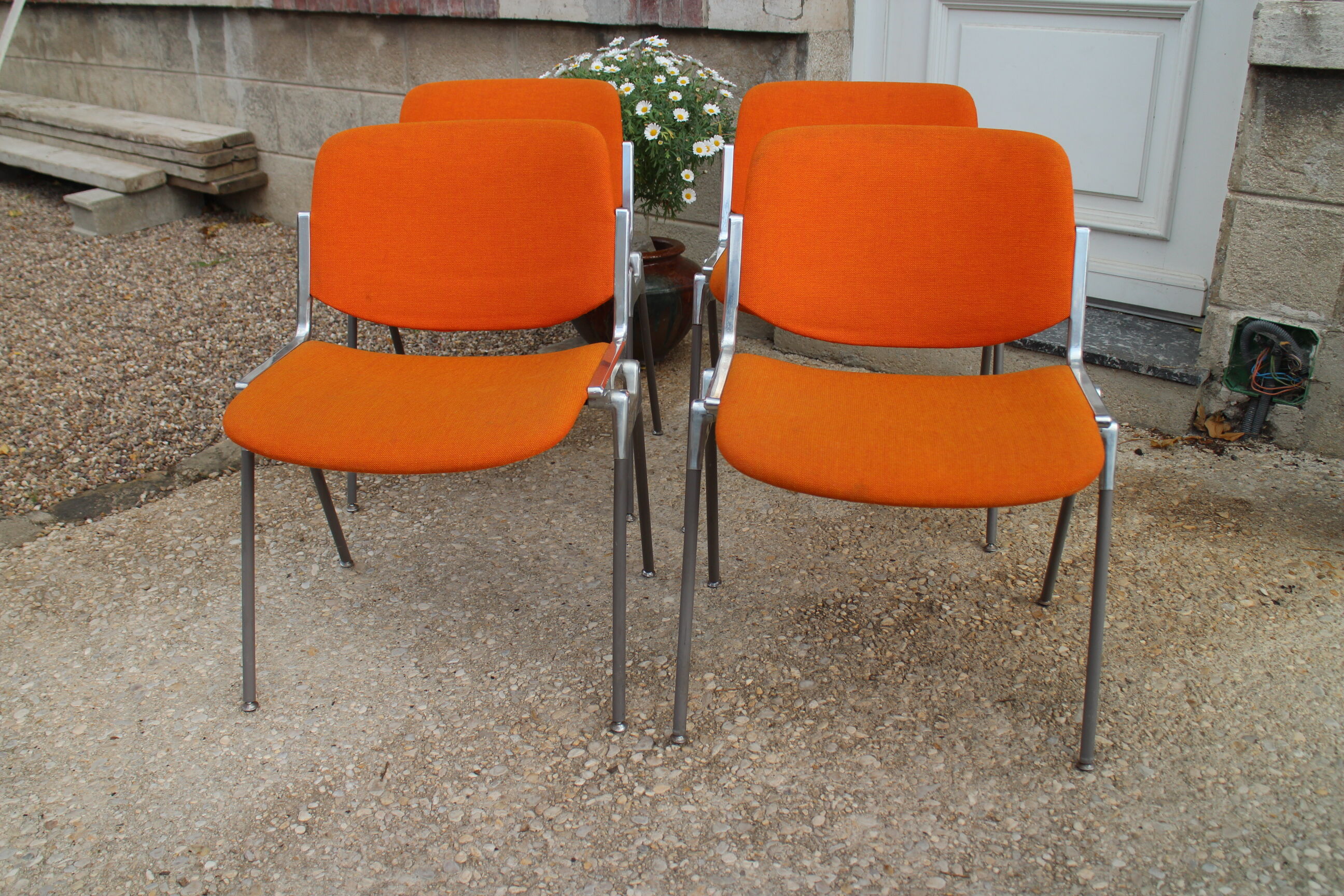 4 chaises DSC 106 Giancarlo Piretti Castelli