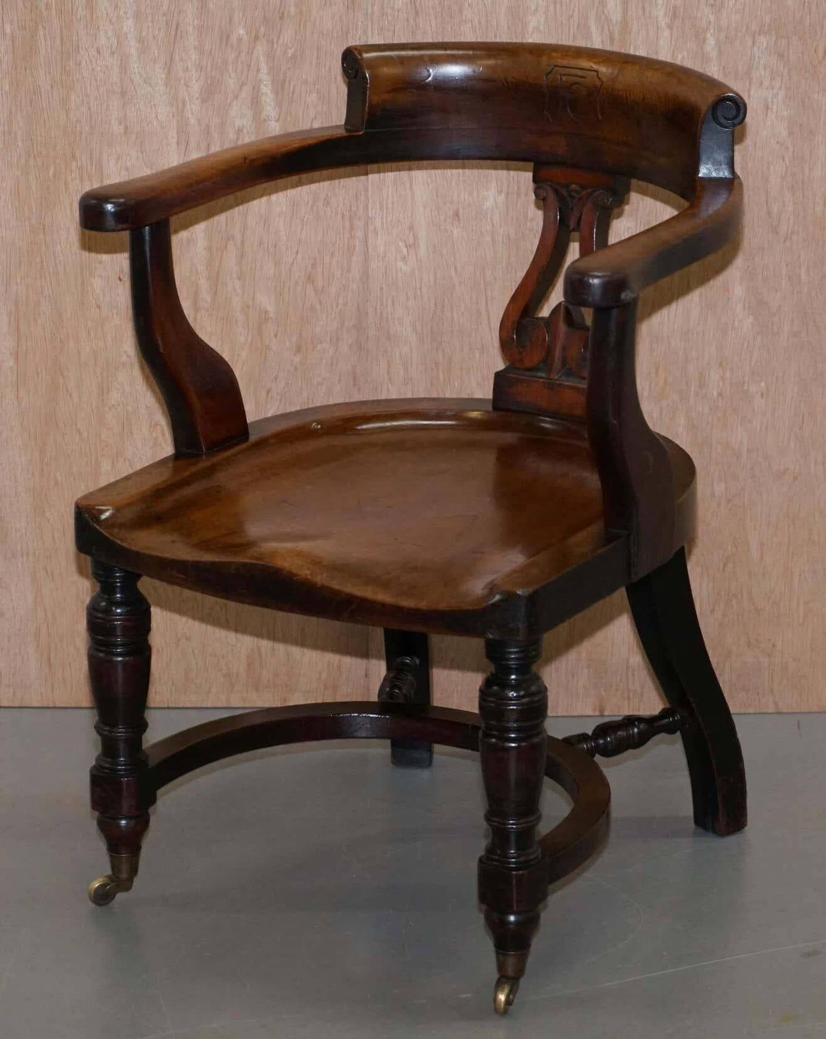 Chaise de capitaine victorienne en noyer d'Eton College