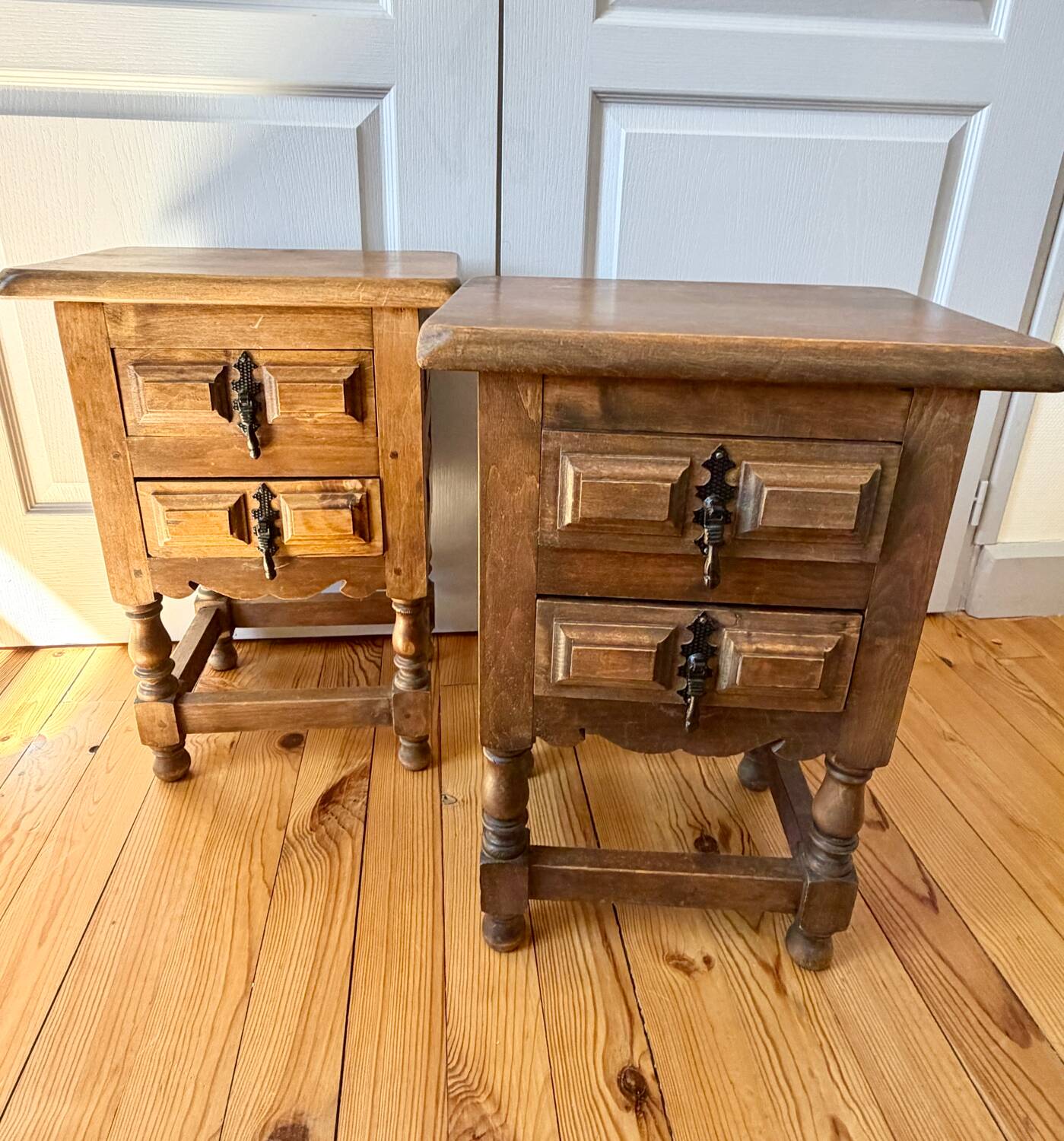 2 tables de chevet à tiroirs, style brutaliste colonial espagnol, 1950