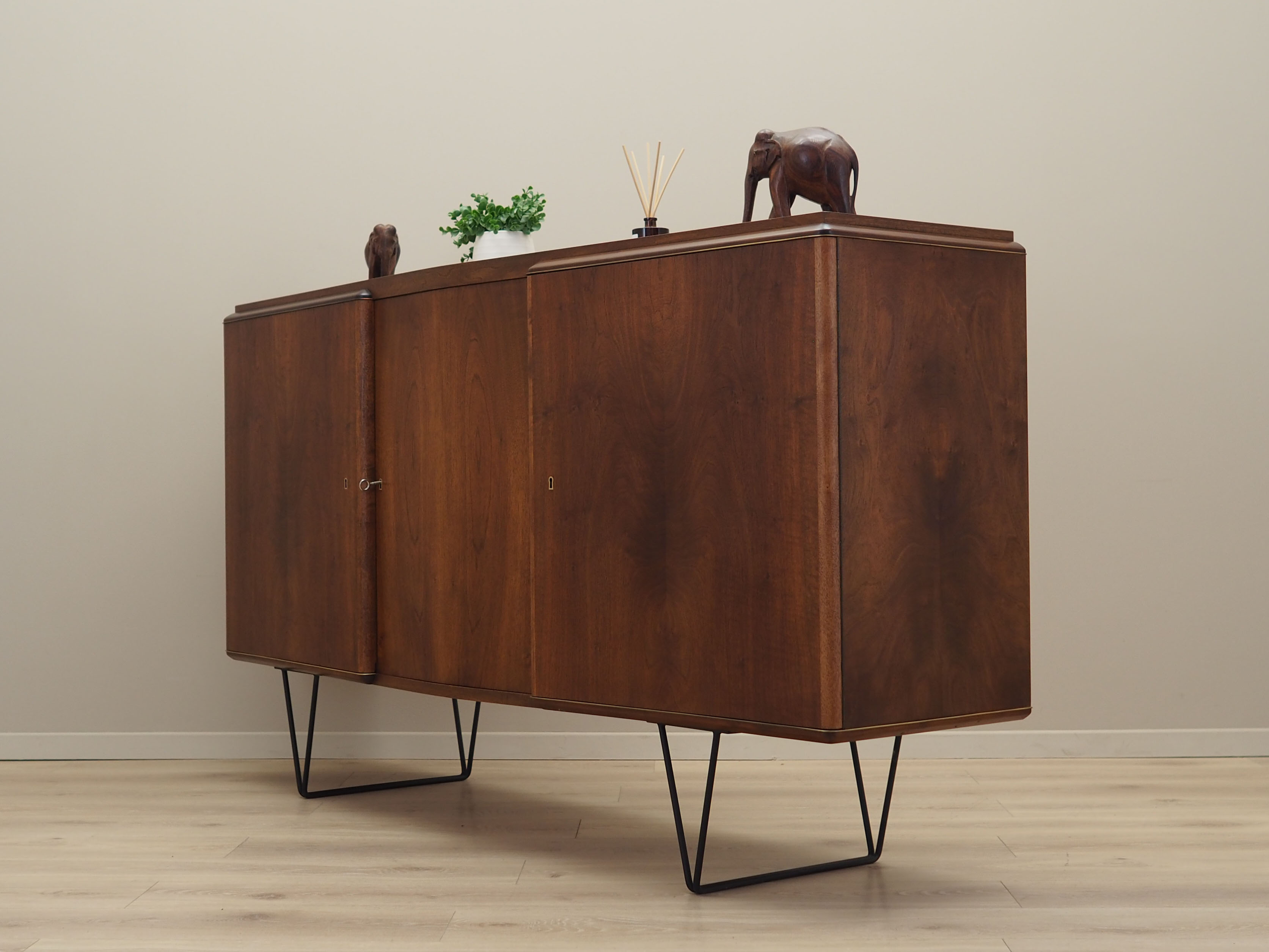 Enfilade en noyer, design danois, années 1960, Danemark