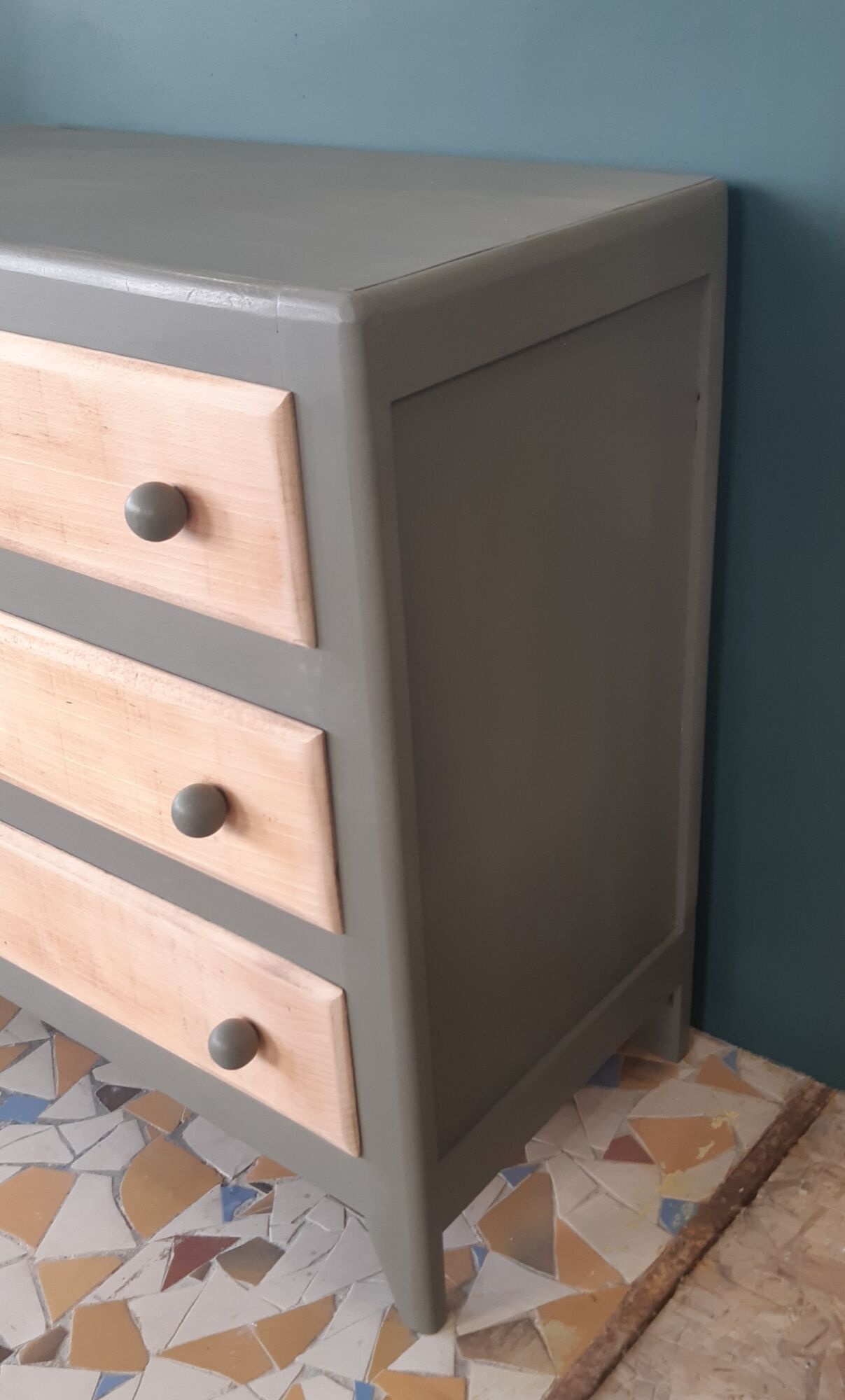 Vintage wood and khaki chest of drawers