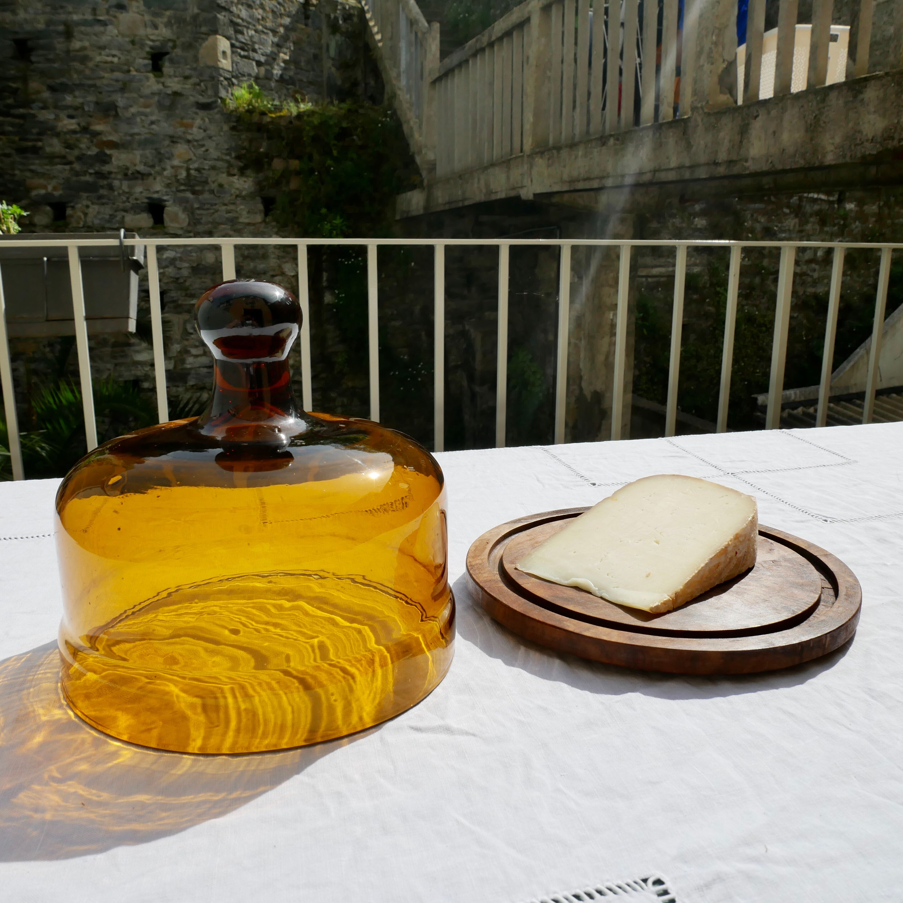 Glass cheese bell with wooden top