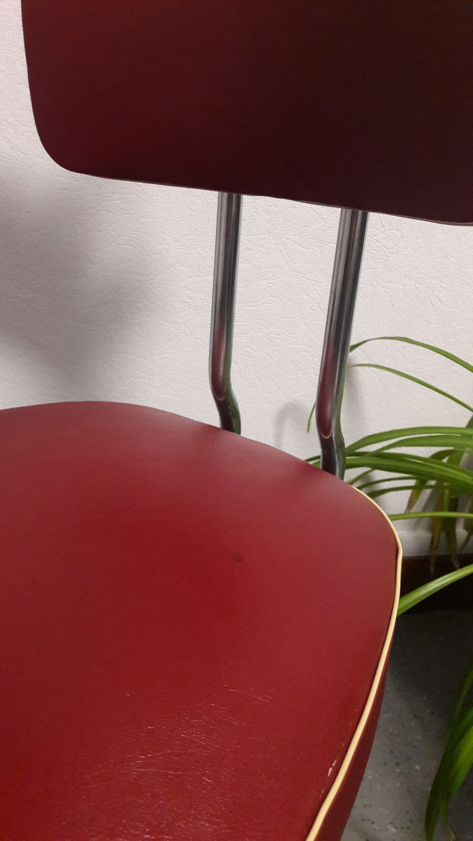 Chaise pivotante skaï bordeau 1960