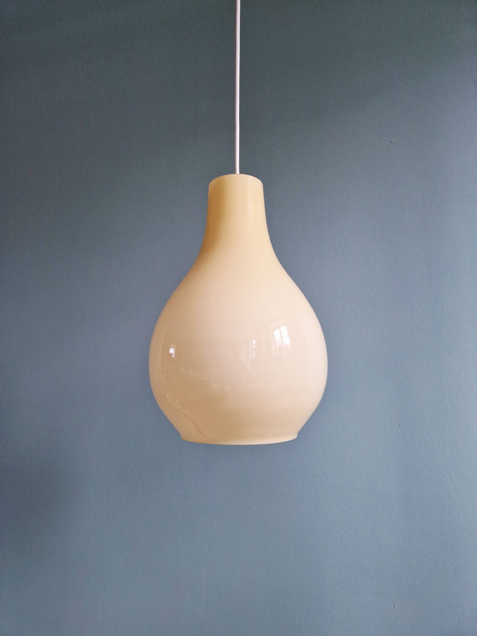 Suspension scandinave bulbeuse en opaline jaune, 1960