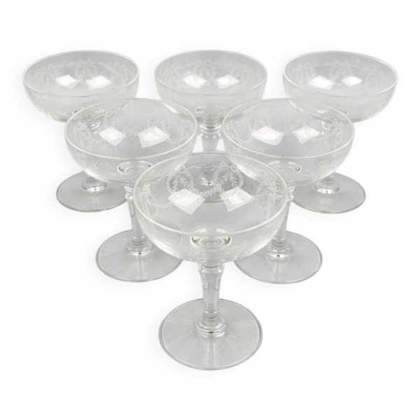 Suite de 6 coupes à champagne en cristal gravé, lot n°1