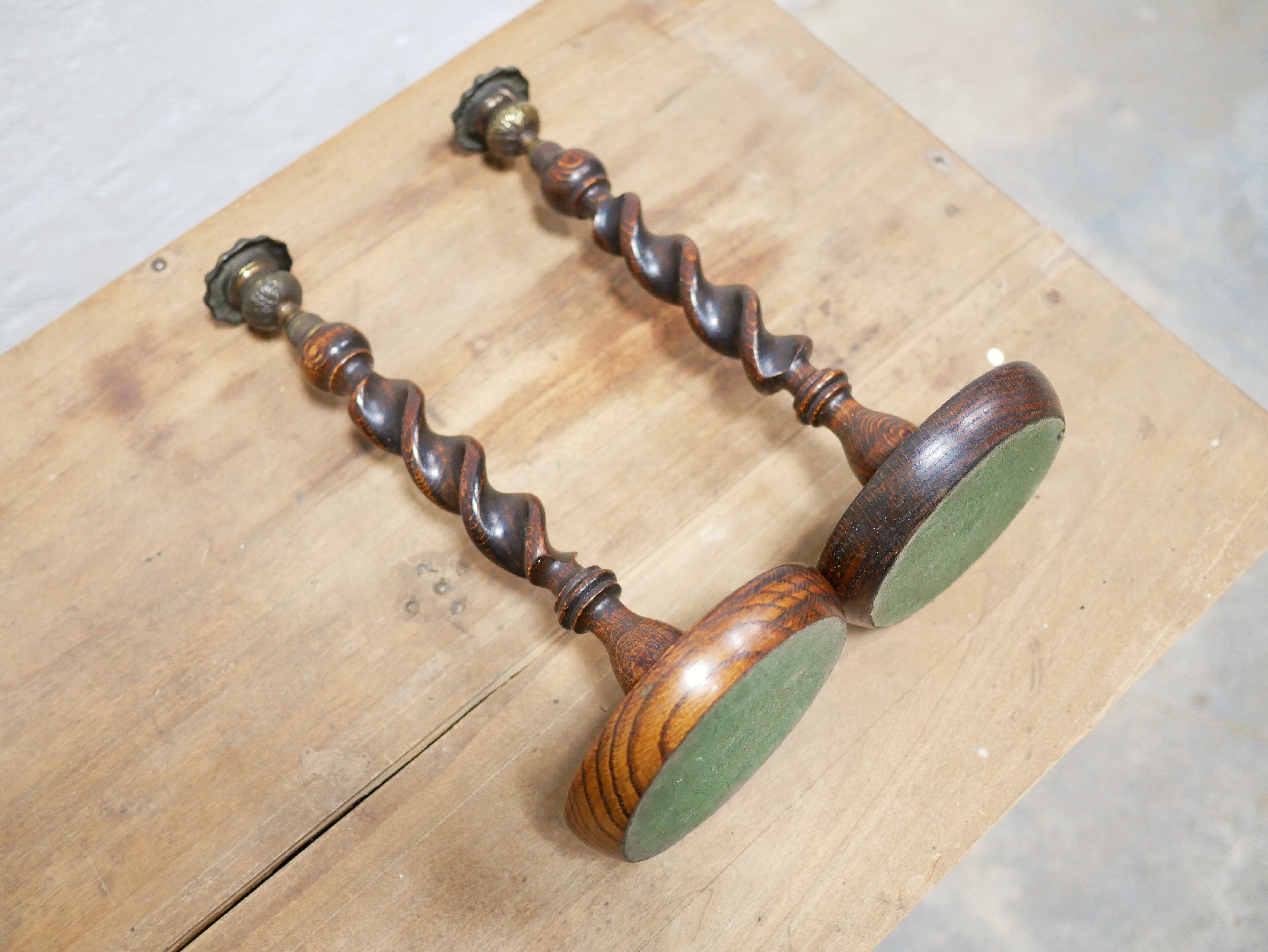 Paire de bougeoirs anciens en bois et bronze