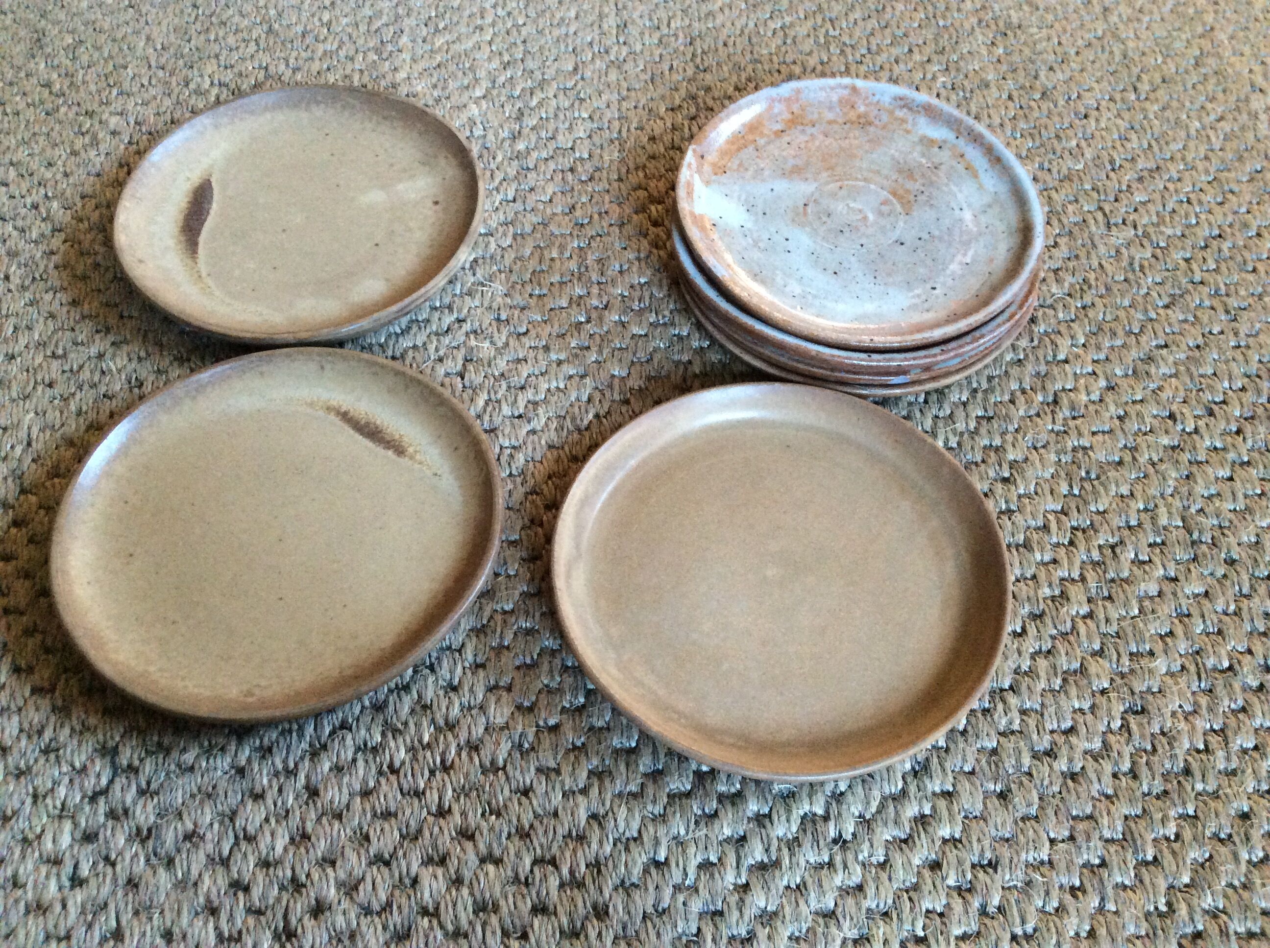 Set de 7 assiettes en grès