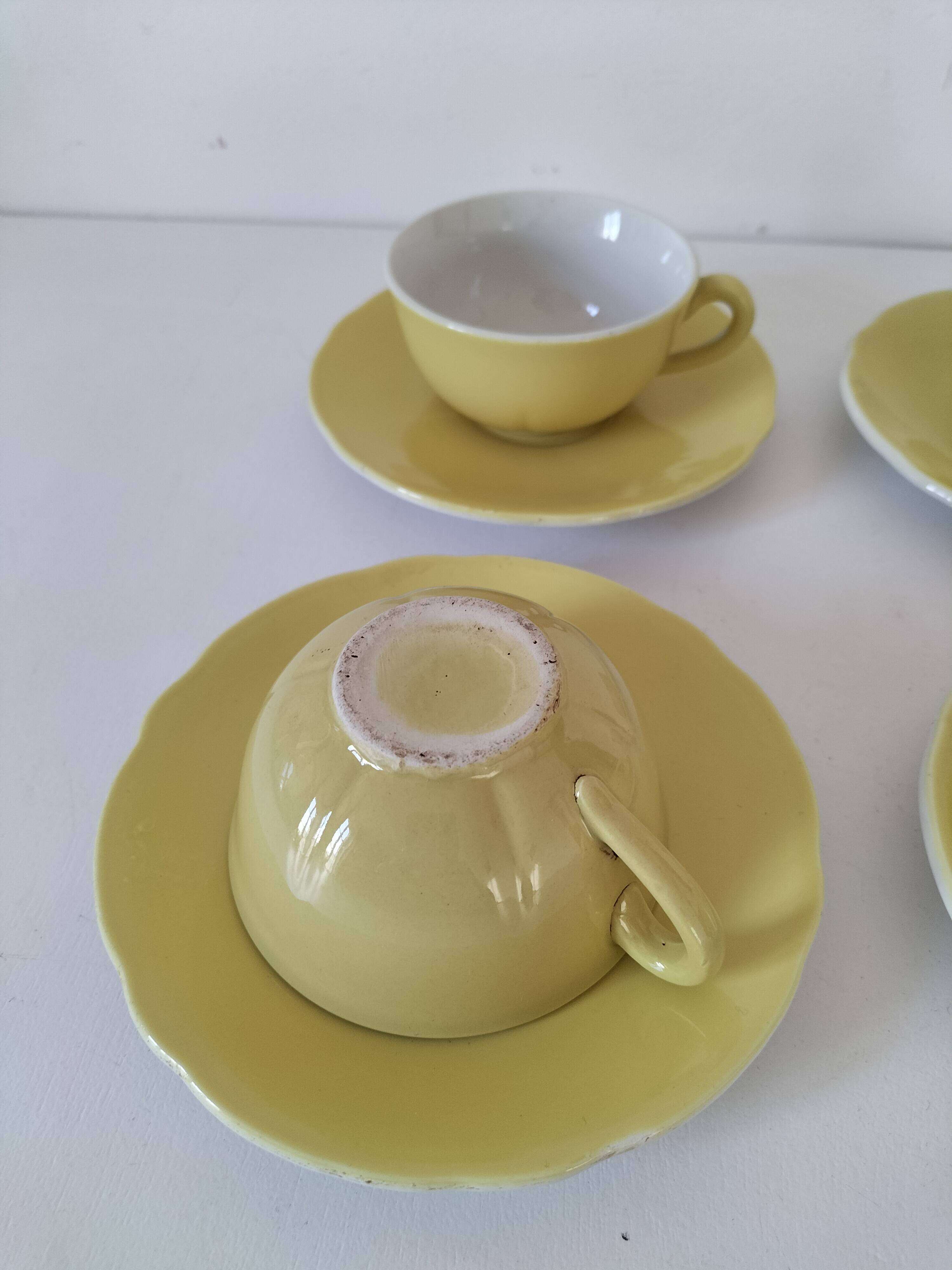 Ensemble tasses et soucoupes vintage en céramique jaune