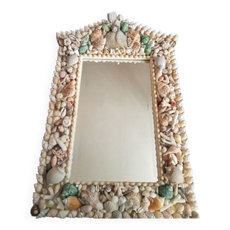 Miroir biseauté, recouvert d'une accumulation de coquillages de collection et de branches de corail