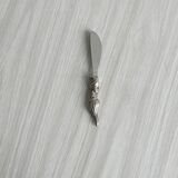 Couteau à beurre élégant en métal brillant