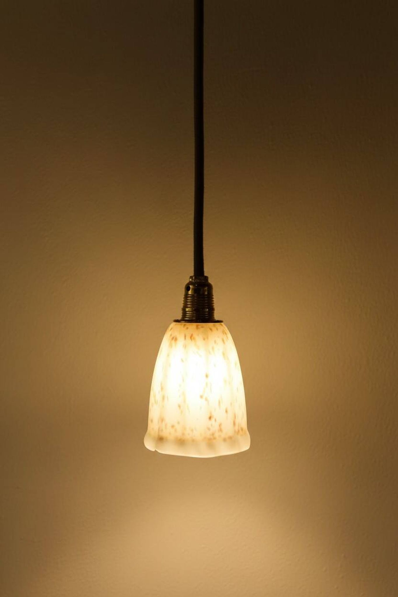 Suspension/pendant light with speckled glass vintage lampshade