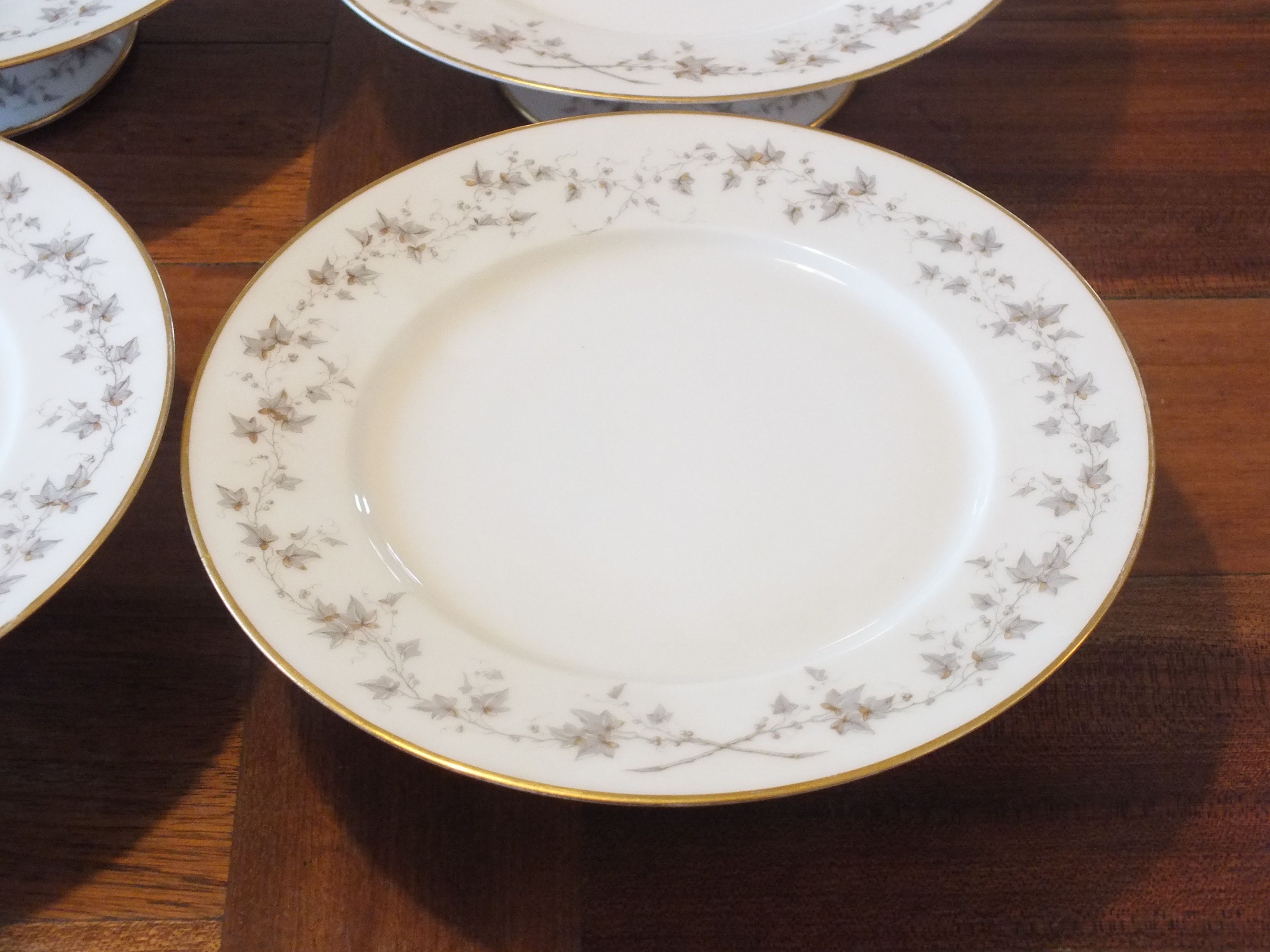 Set of 4 porcelain display cups of the depot rue Drouot in Paris