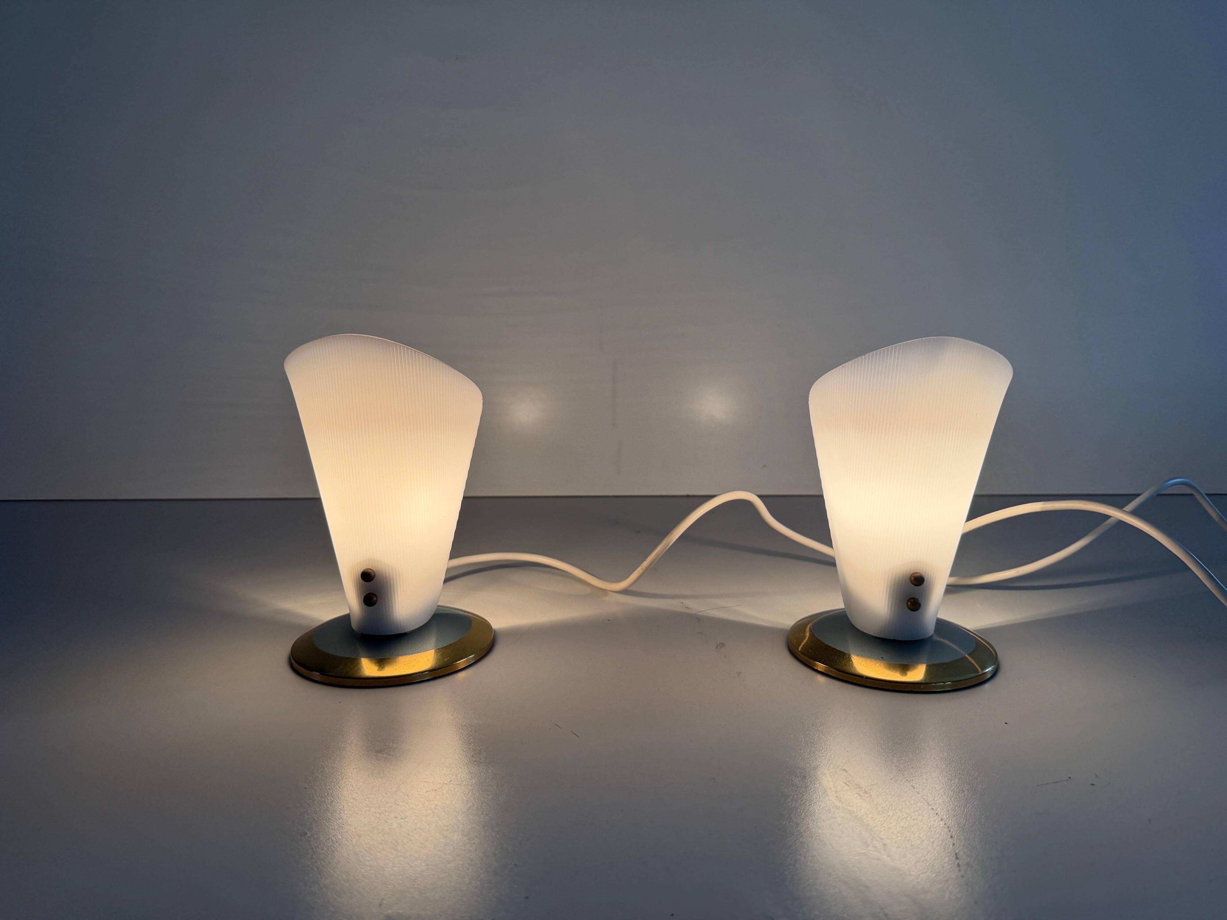 Paire de lampes de bureau du milieu du siècle à tête en plexiglas et base en métal, années 1960, Allemagne