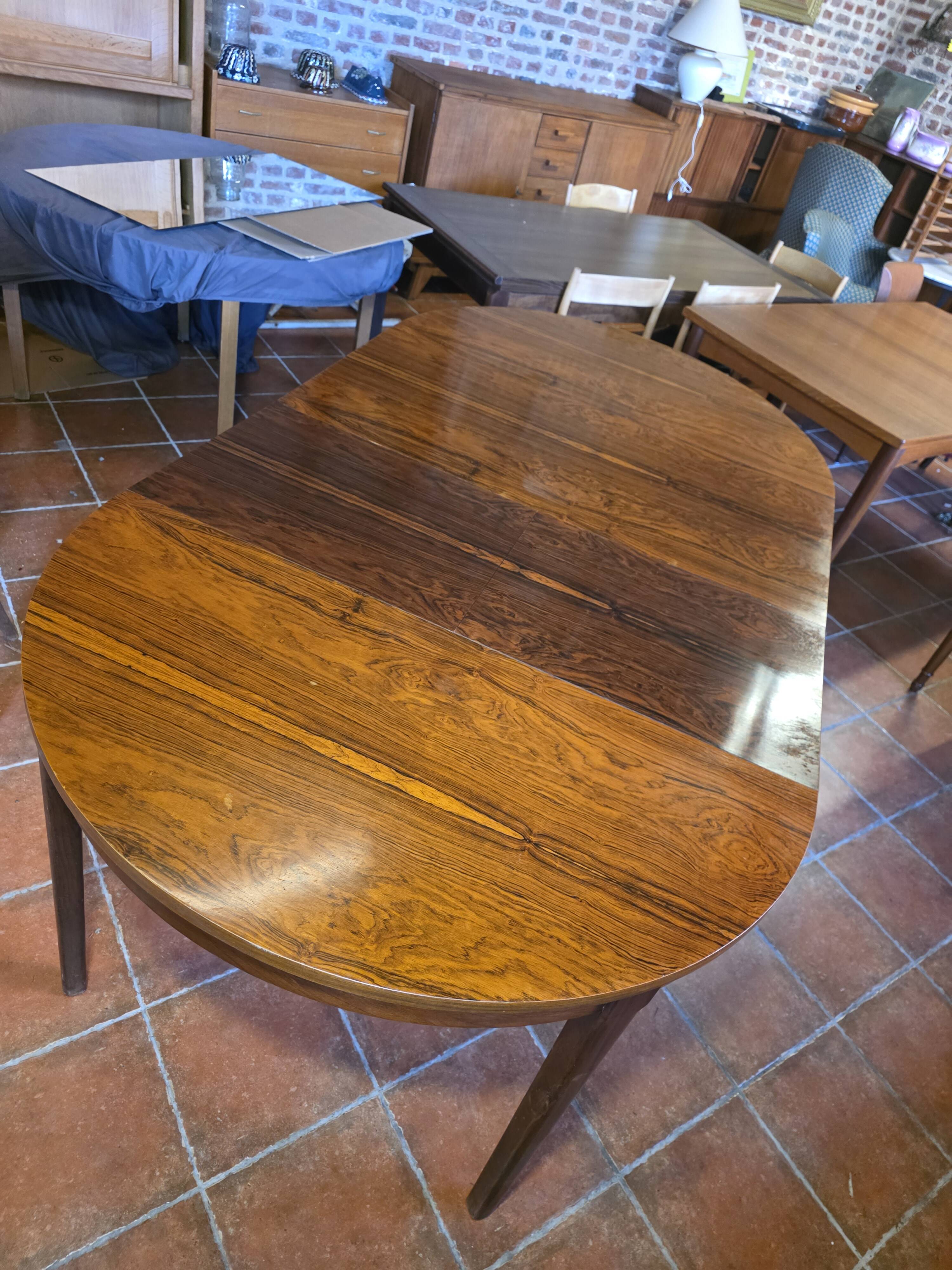 Scandinavian extendable table in rosewood from the 1960s.