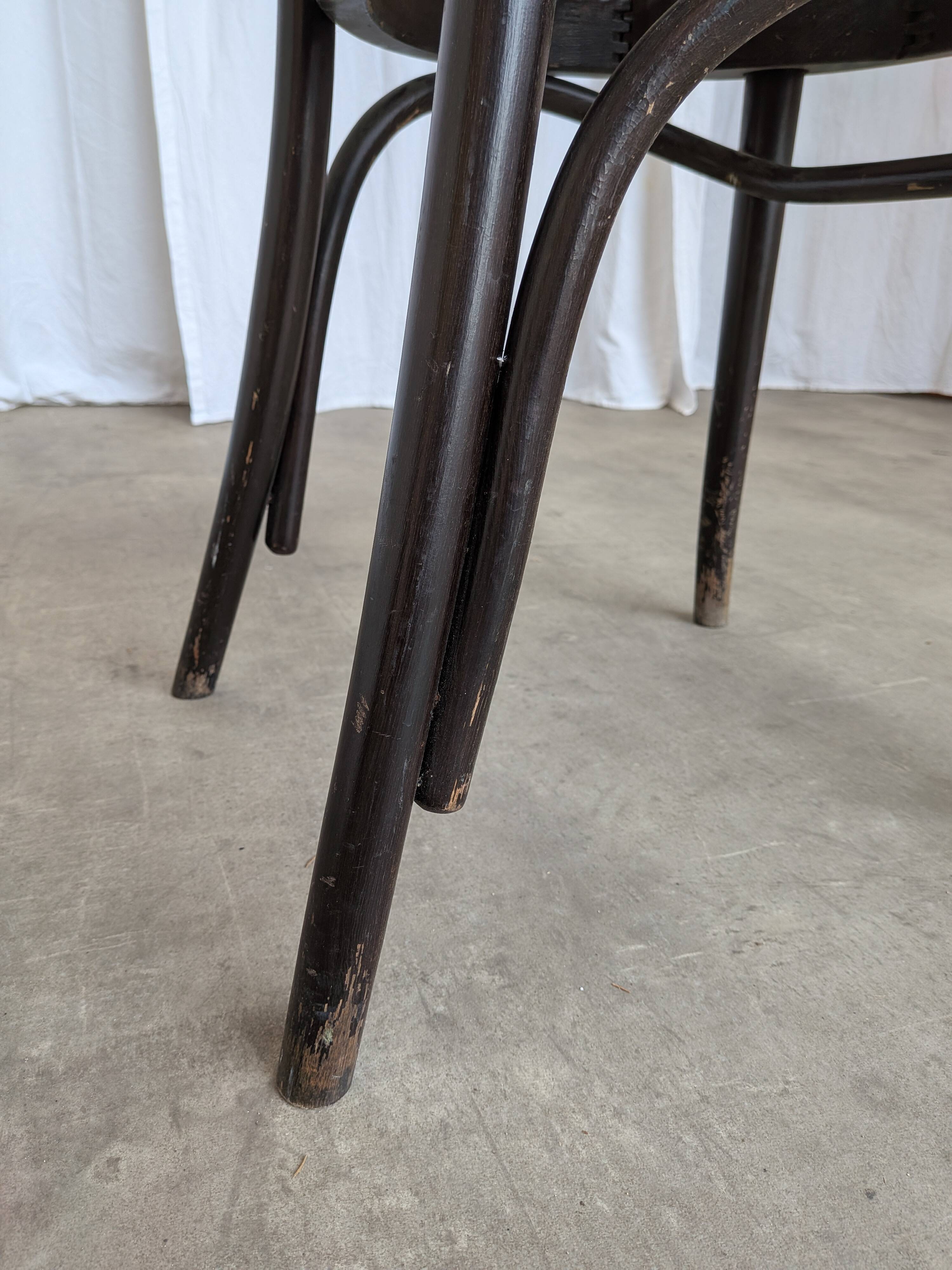 Chaise de salle à manger vintage en bois cintré : siège en osier noir de style Thonet