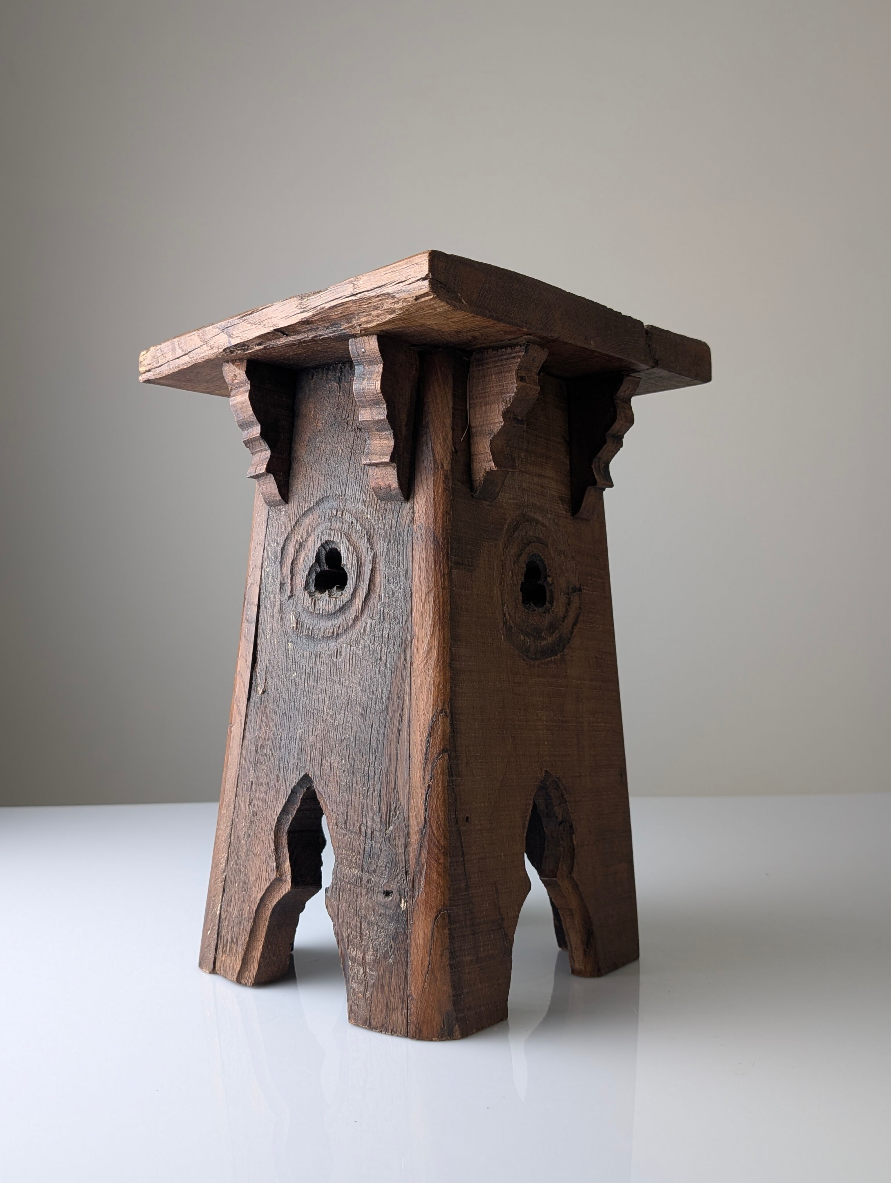 Tabouret en chêne monastique avec découpes en trèfle, néogothique français, années 1900.