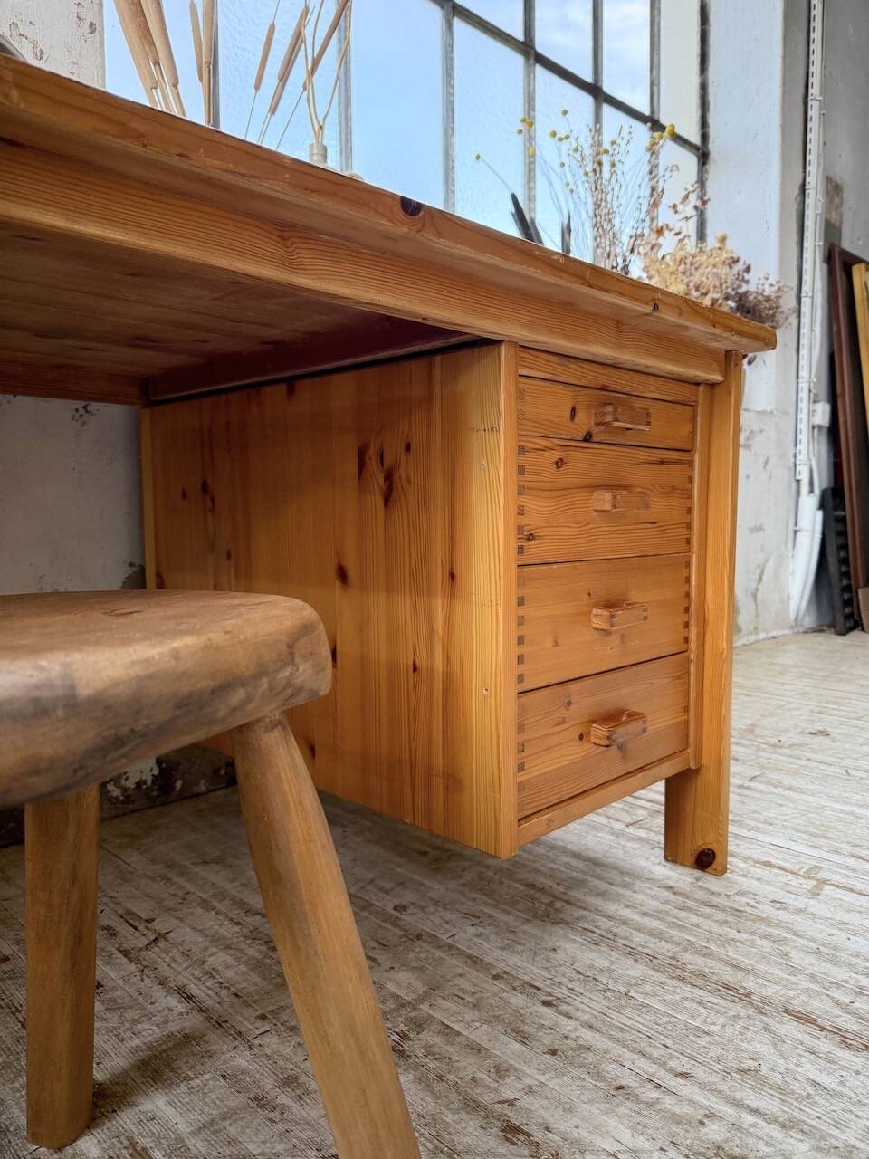 Bureau pin suédois style aperldoon 1970