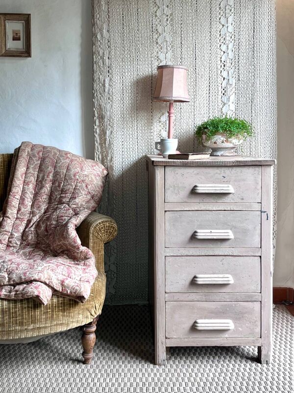 Chiffonnier meuble d’atelier patine rose