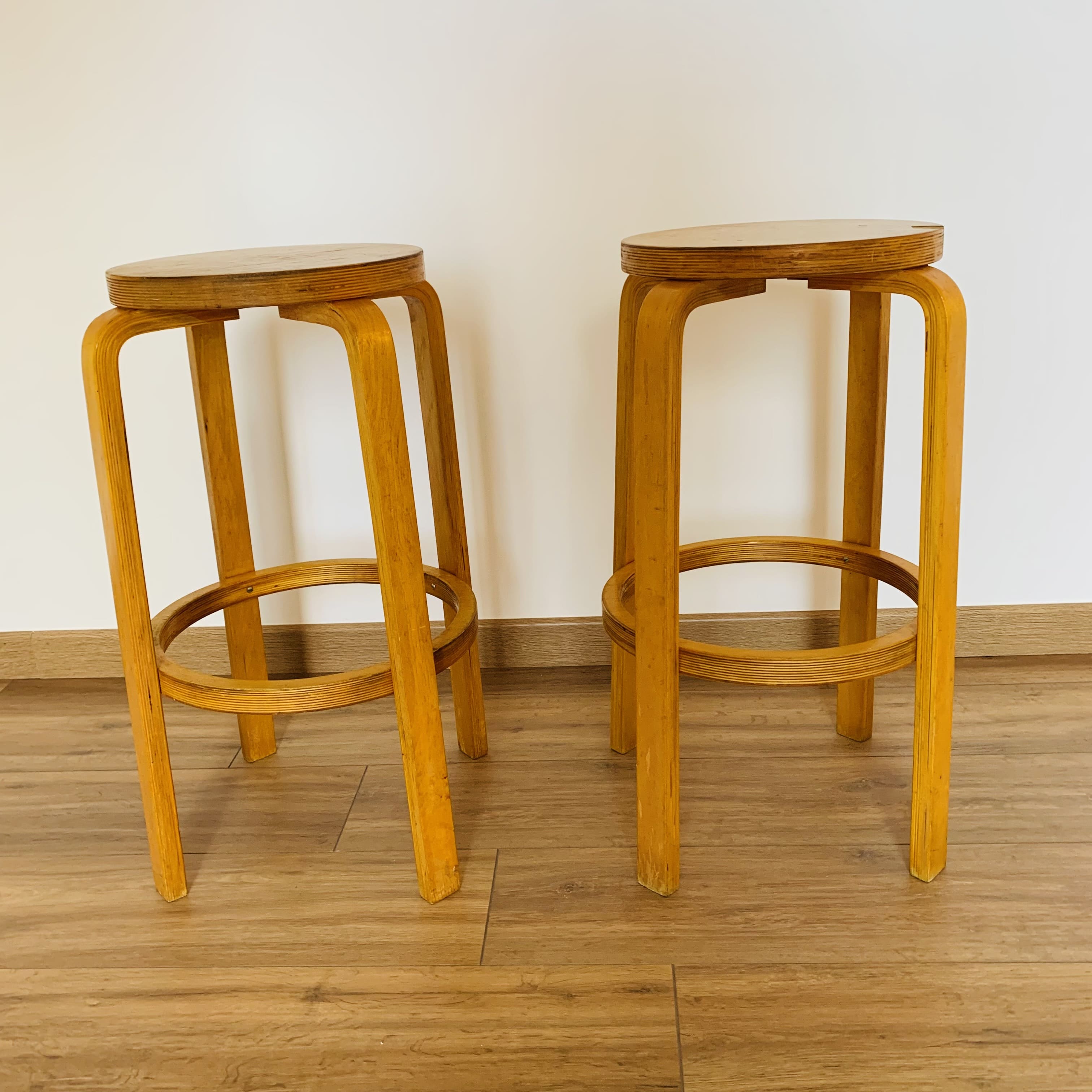 2 bar stools