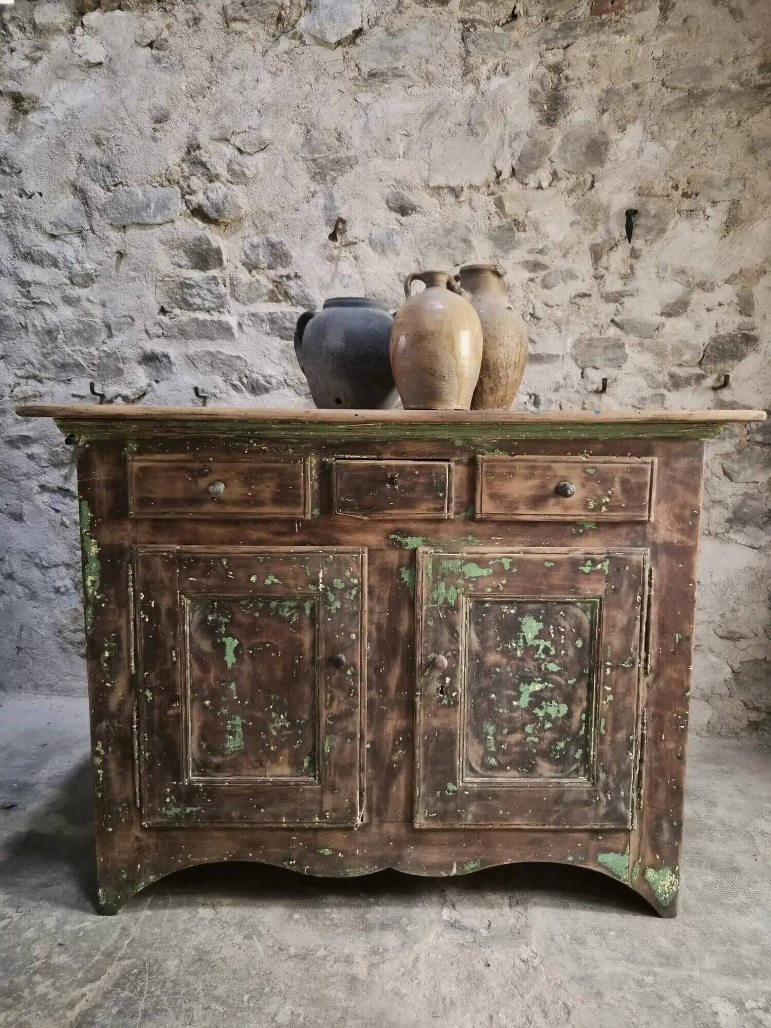 French rustic buffet in walnut, 18th century, 3 drawers and 2 doors.