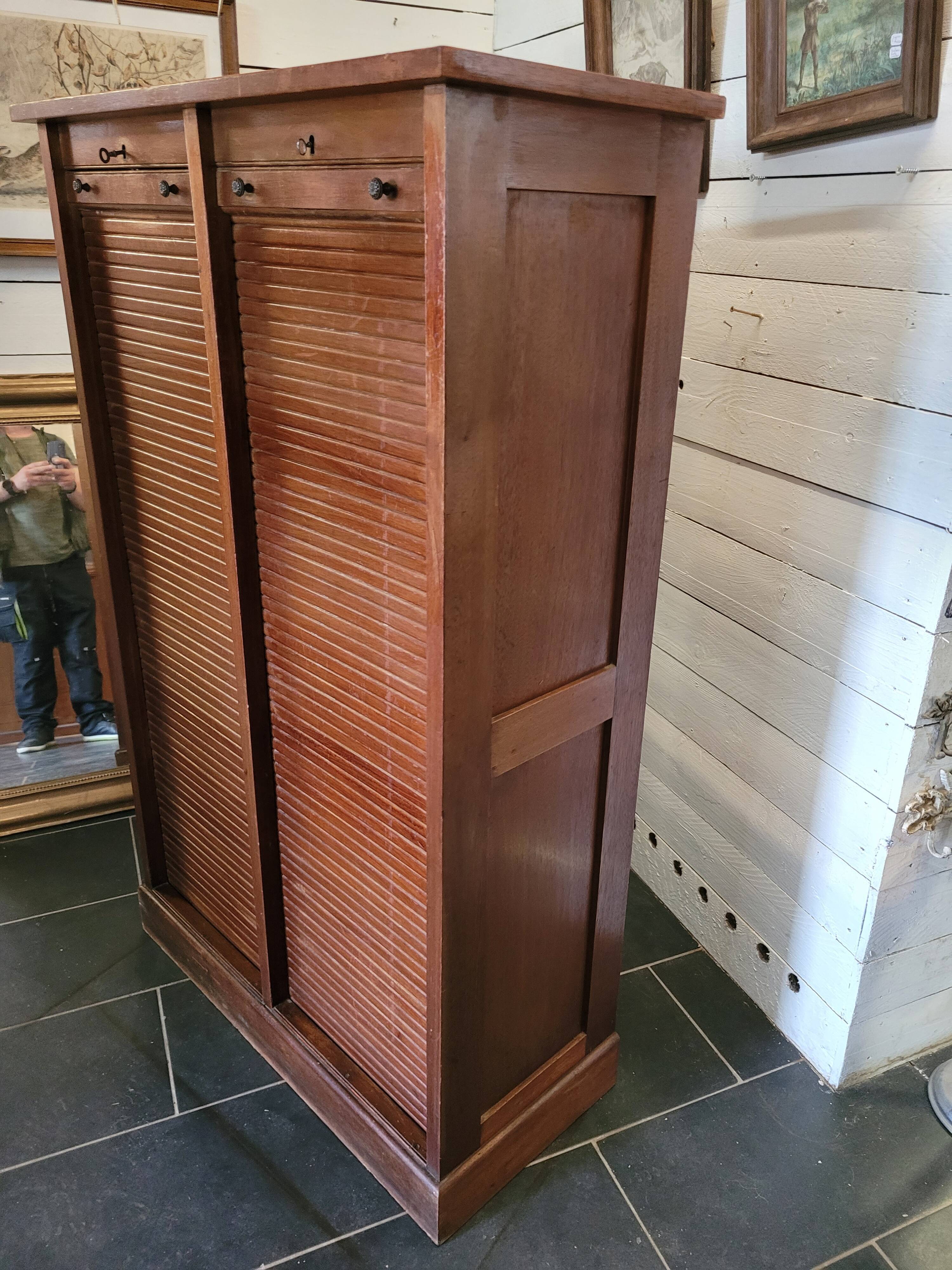 Double curtain binder in blond mahogany