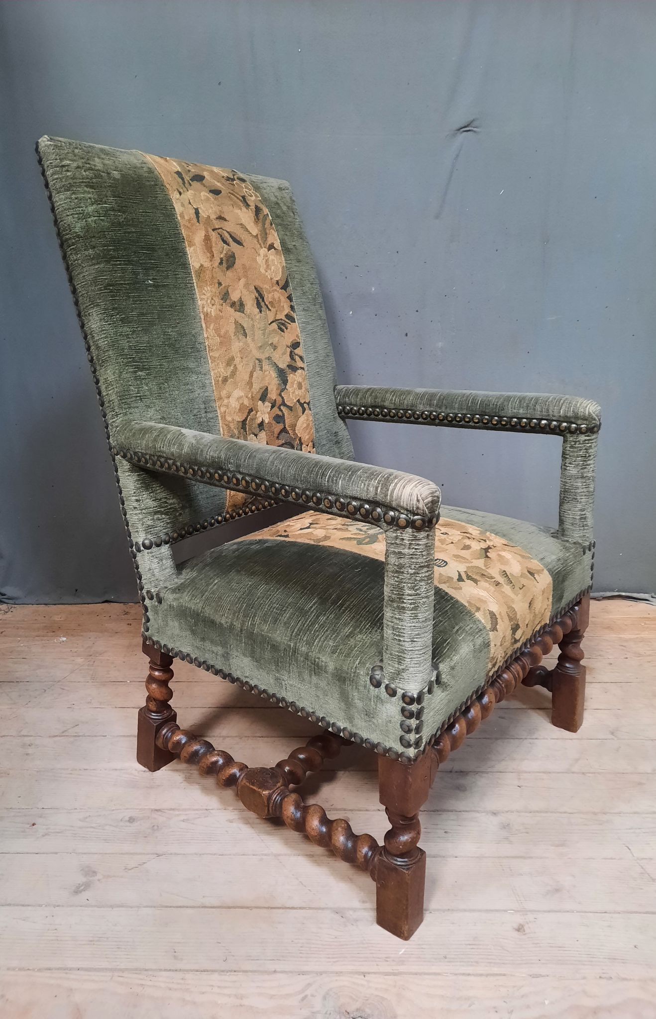 Faiteuil Louis XIII upholstered in part from the 17th century